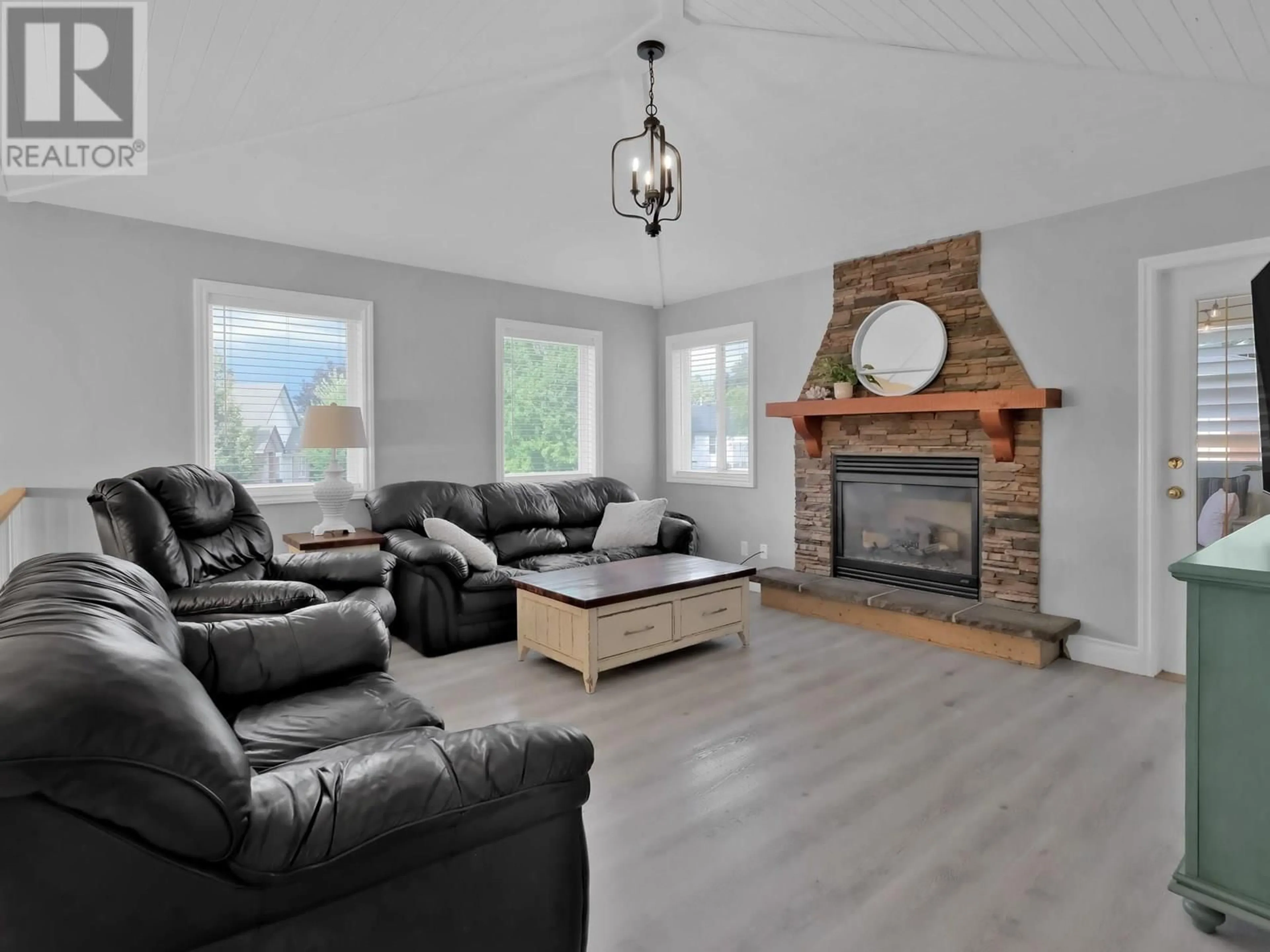 Living room with furniture, wood/laminate floor for 4253 ESO COURT, Kelowna British Columbia V1W4A4