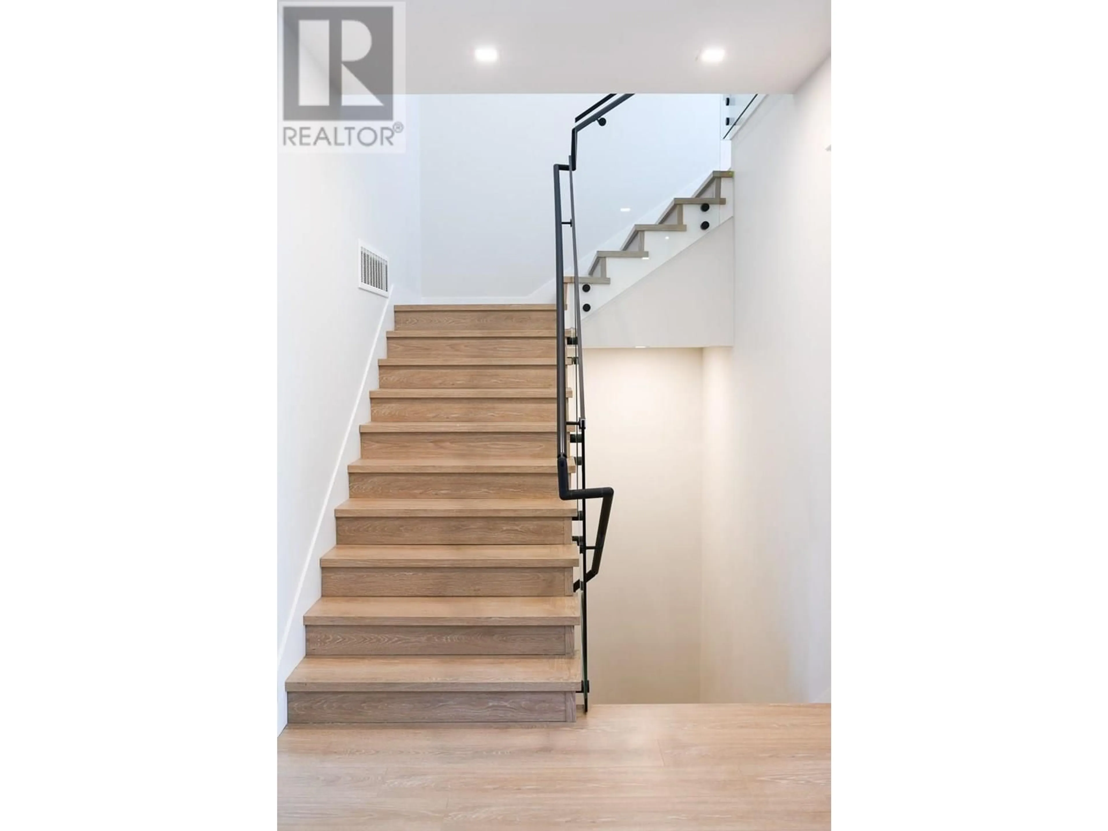 Stairs for 2171 ABERDEEN STREET, Kelowna British Columbia V4B1Z8