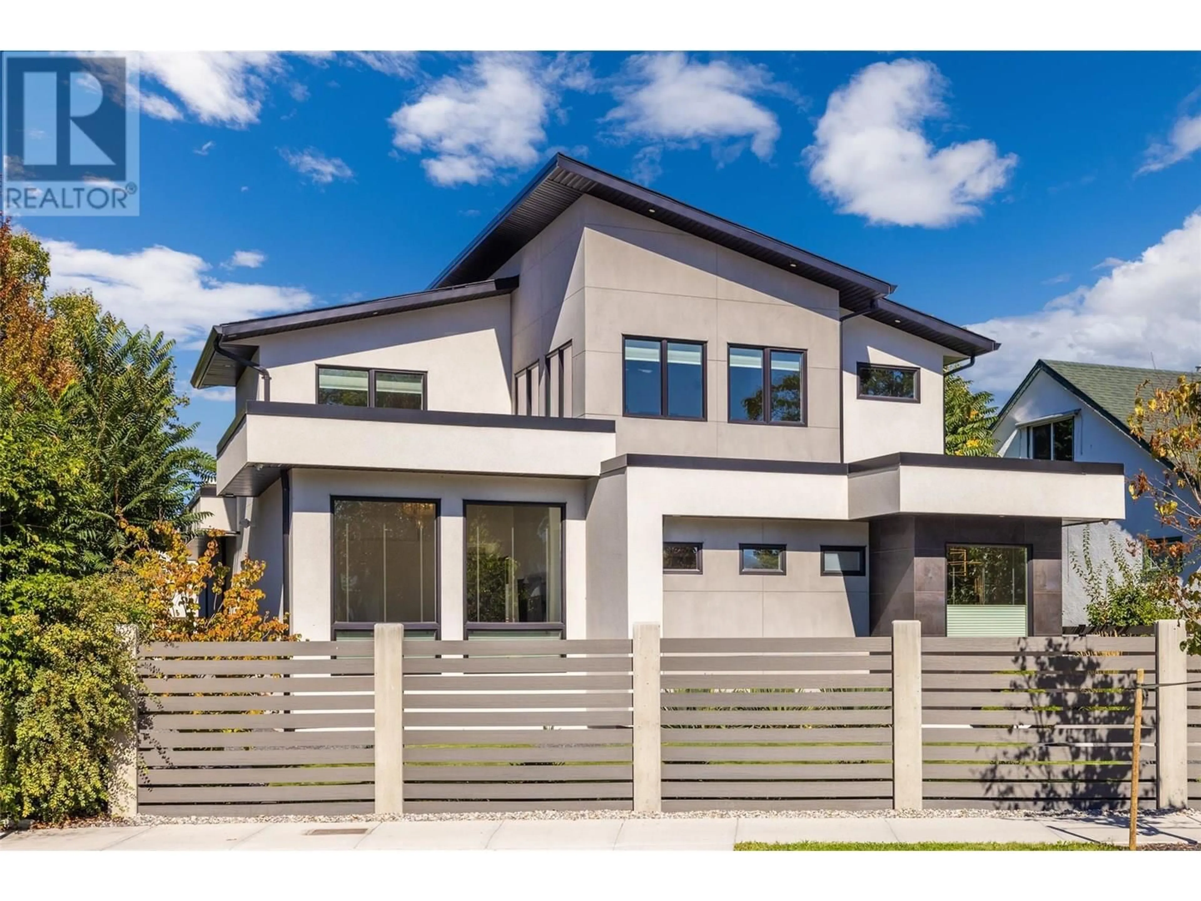 Home with vinyl exterior material, street for 364 CHRISTLETON AVENUE, Kelowna British Columbia V1Y5H7