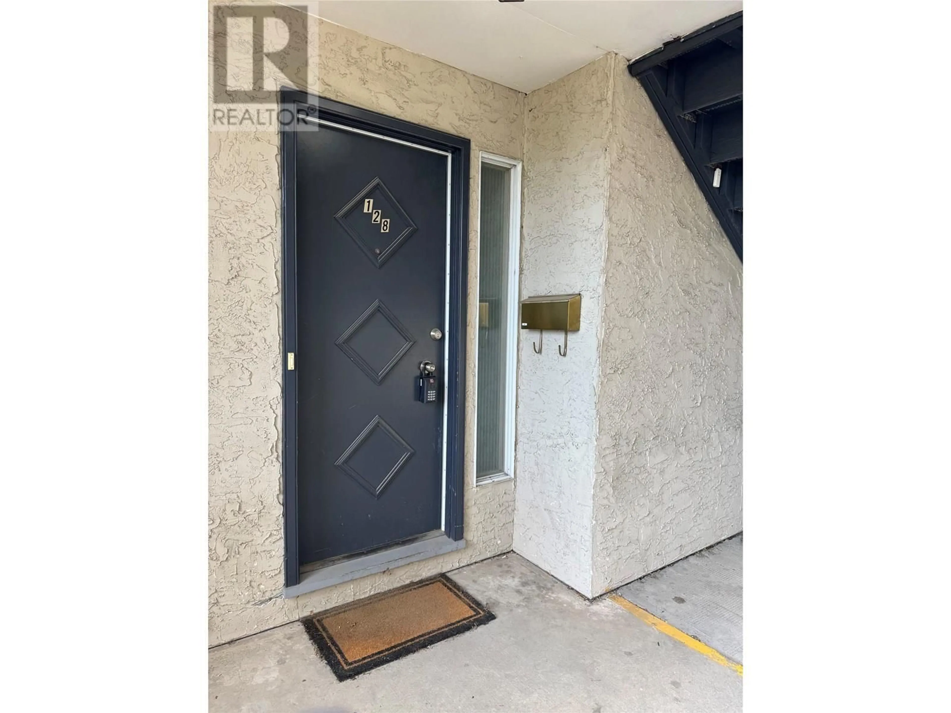 Indoor foyer for 128 - 3505 38 STREET, Vernon British Columbia V1T6X1