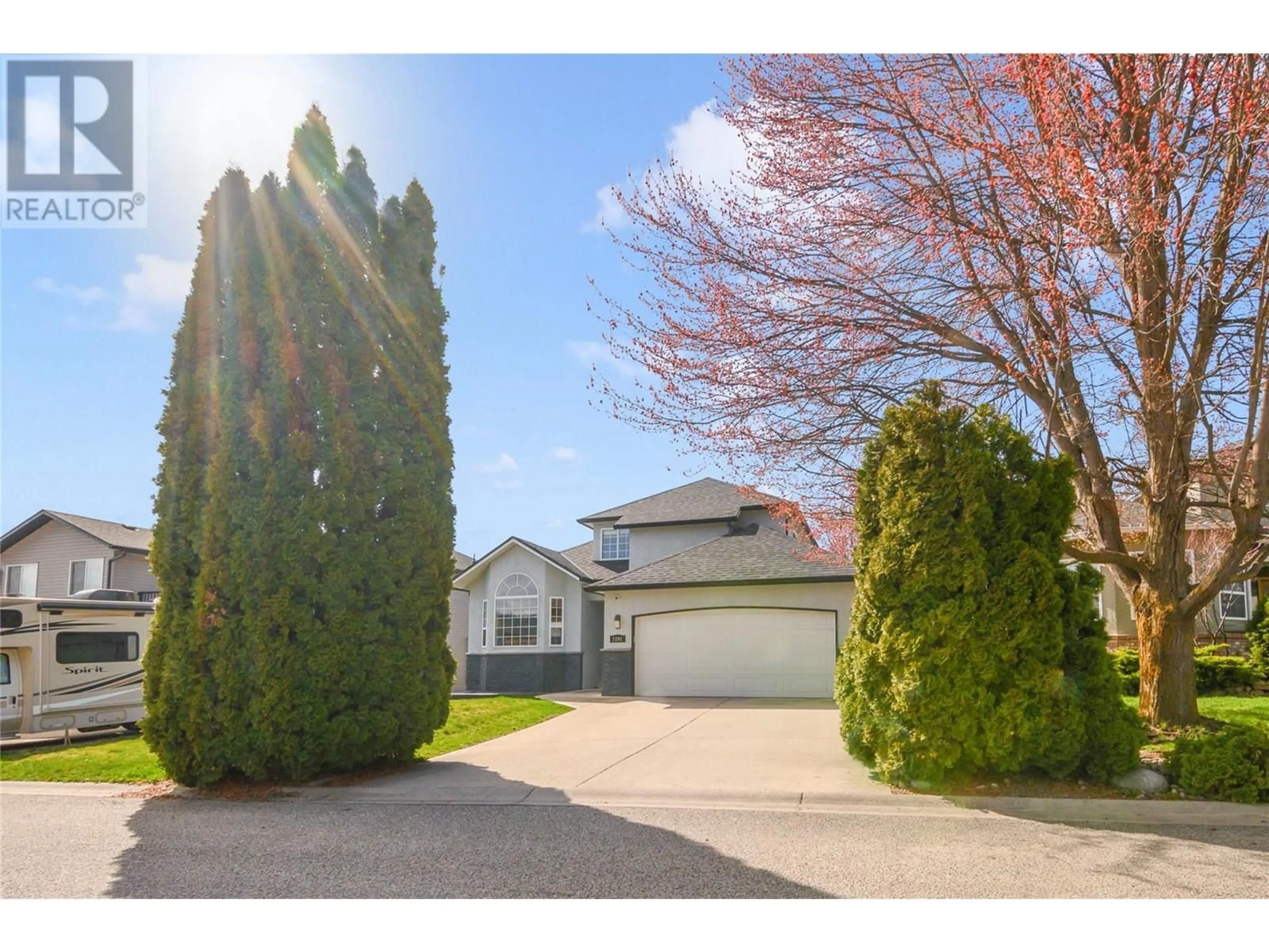 Home with vinyl exterior material, street for 1891 RANCHMONT CRESCENT, Kelowna British Columbia V1V1T3