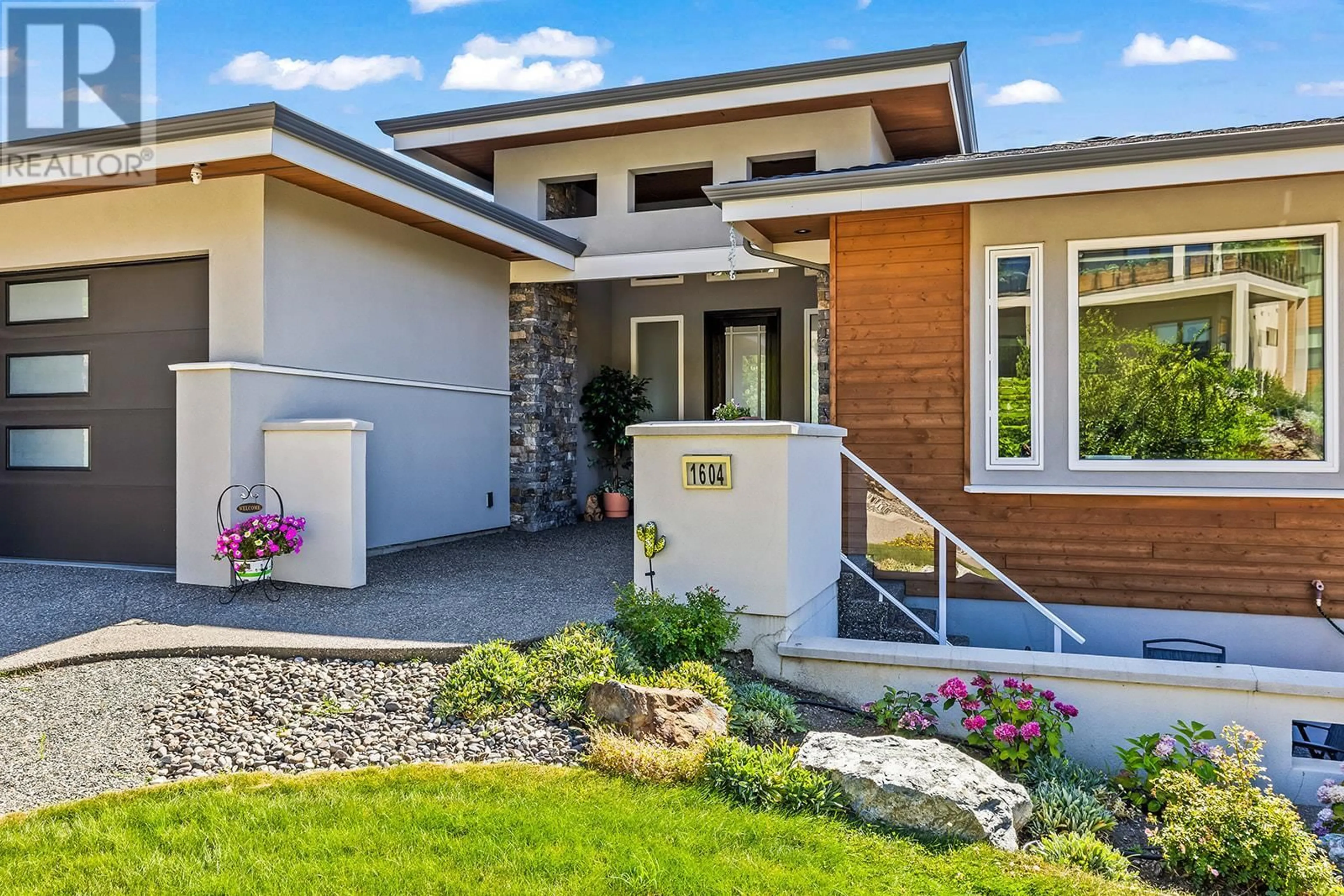 Home with vinyl exterior material, street for 1604 KIMBERLITE DRIVE, Lake Country British Columbia V4V2T4