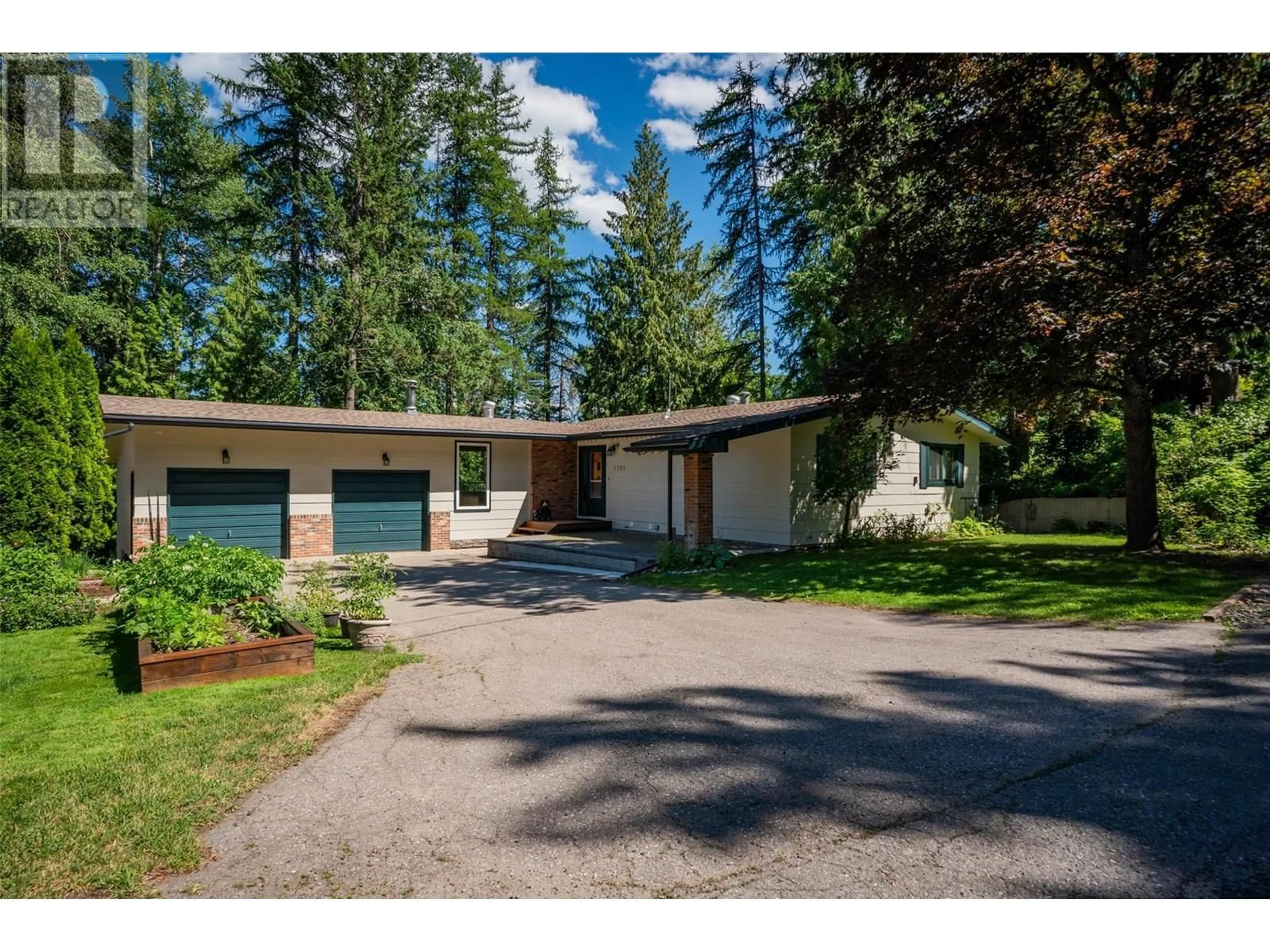 A pic from outside/outdoor area/front of a property/back of a property/a pic from drone, street for 2707 MAPLE CRESCENT, Rossland British Columbia V0G1Y0