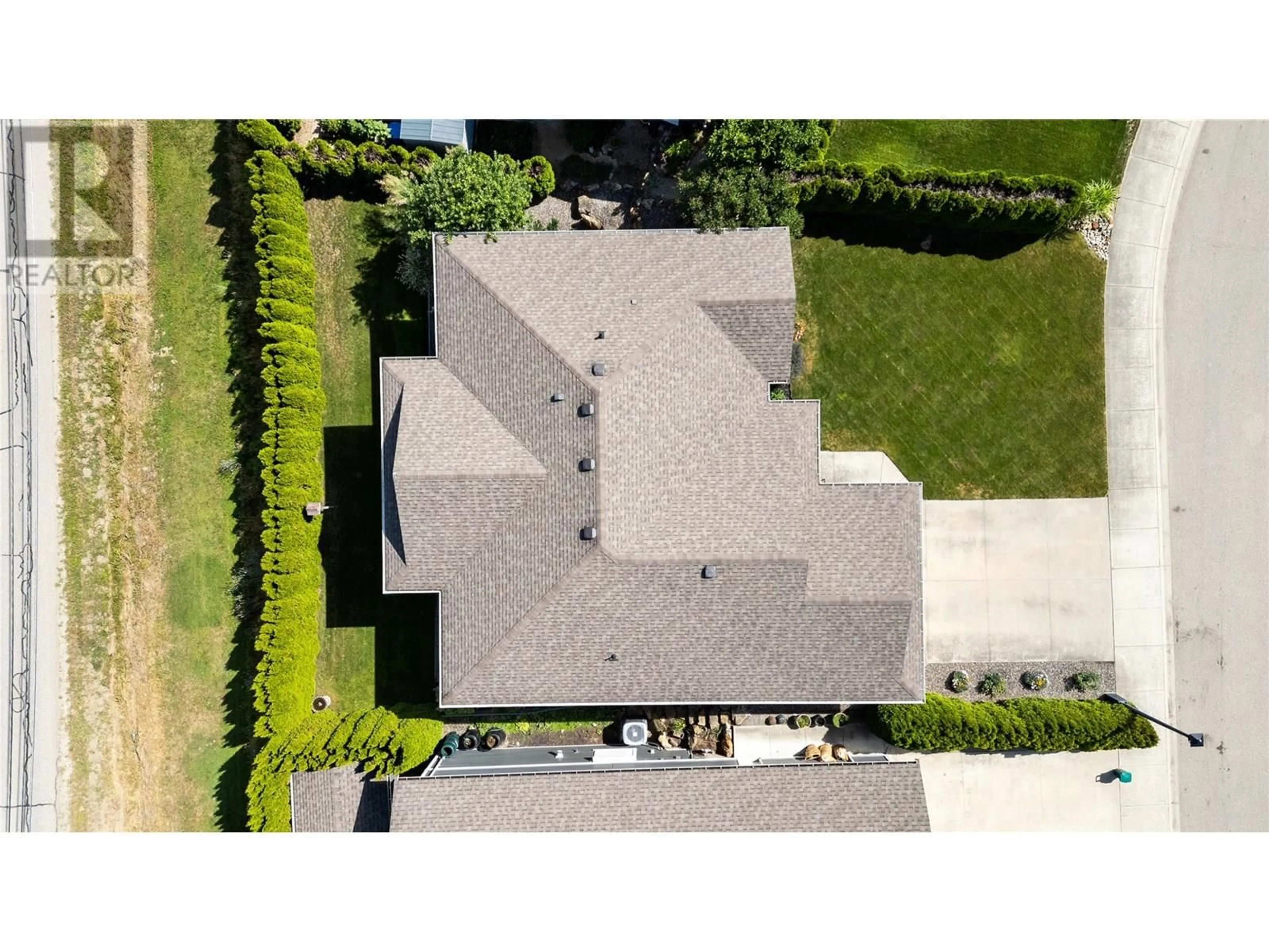 A pic from outside/outdoor area/front of a property/back of a property/a pic from drone, street for 1151 23 AVENUE SOUTHWEST, Salmon Arm British Columbia V1E0A9