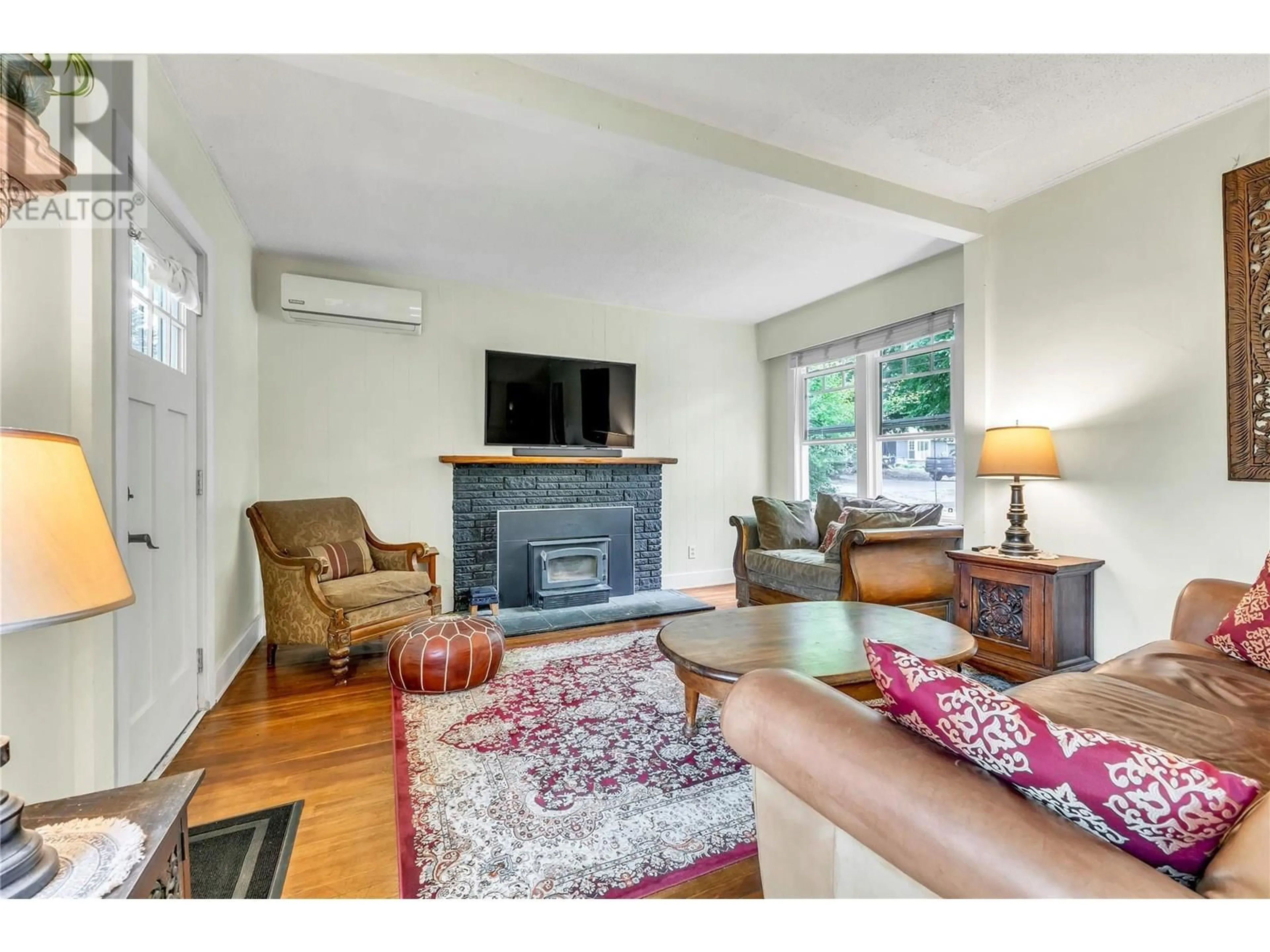 Living room with furniture, unknown for 360/370 ROBINSON AVENUE, Naramata British Columbia V0H1N0