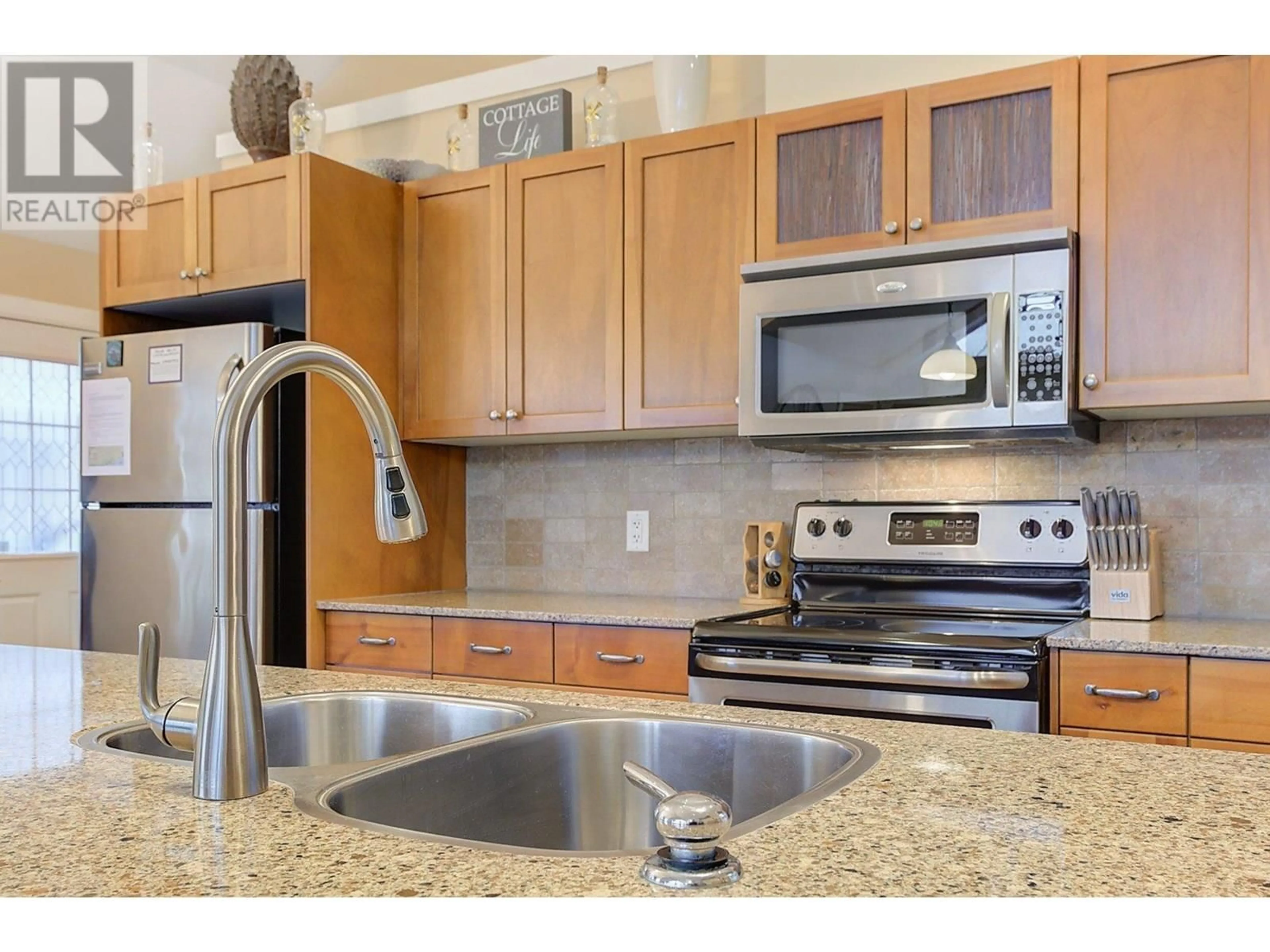 Open concept kitchen, ceramic/tile floor for 6823 MADRID WAY, Kelowna British Columbia V1Z3R8