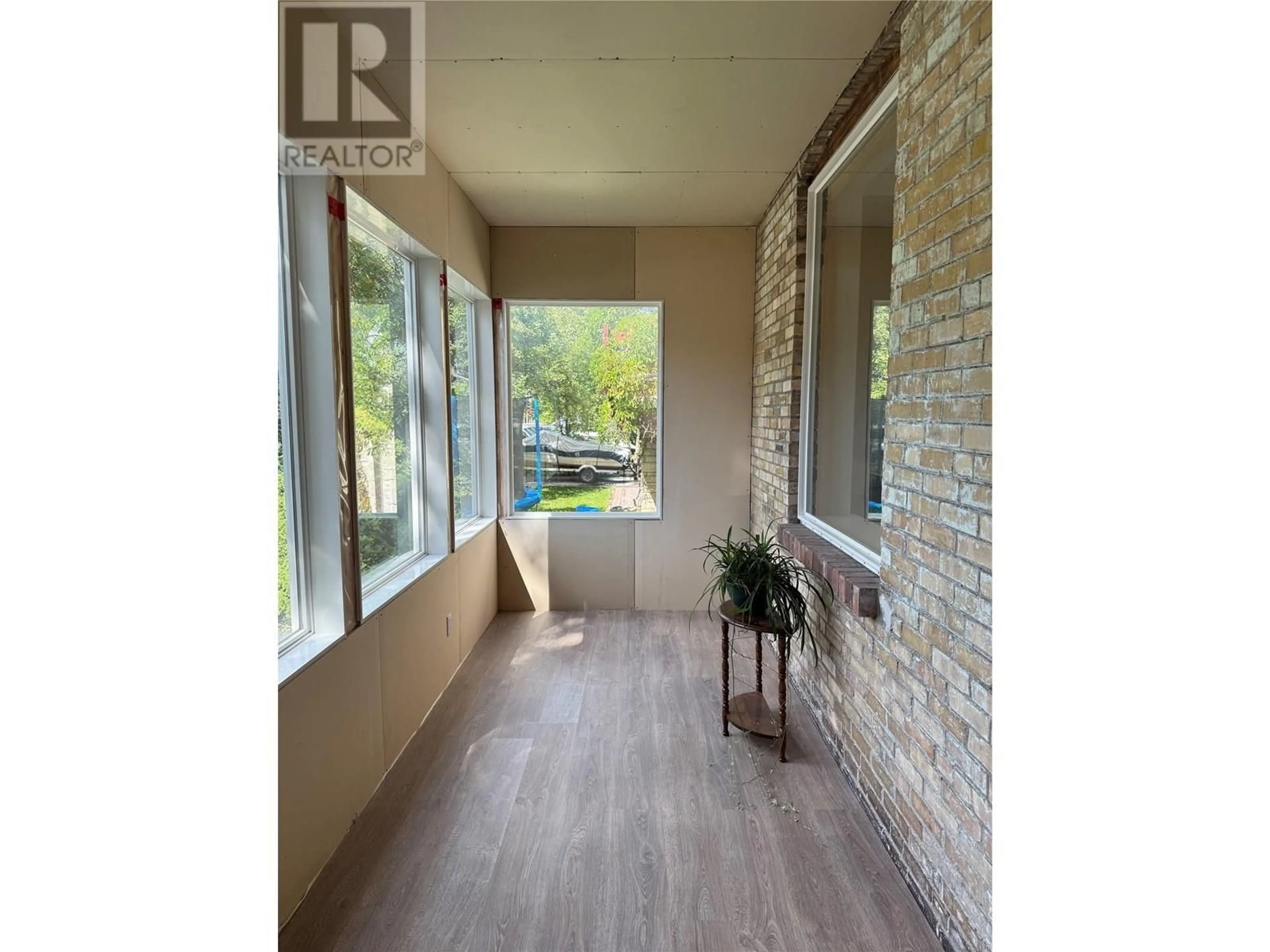 Indoor foyer for 632 4TH AVENUE, Fernie British Columbia V0B1M0