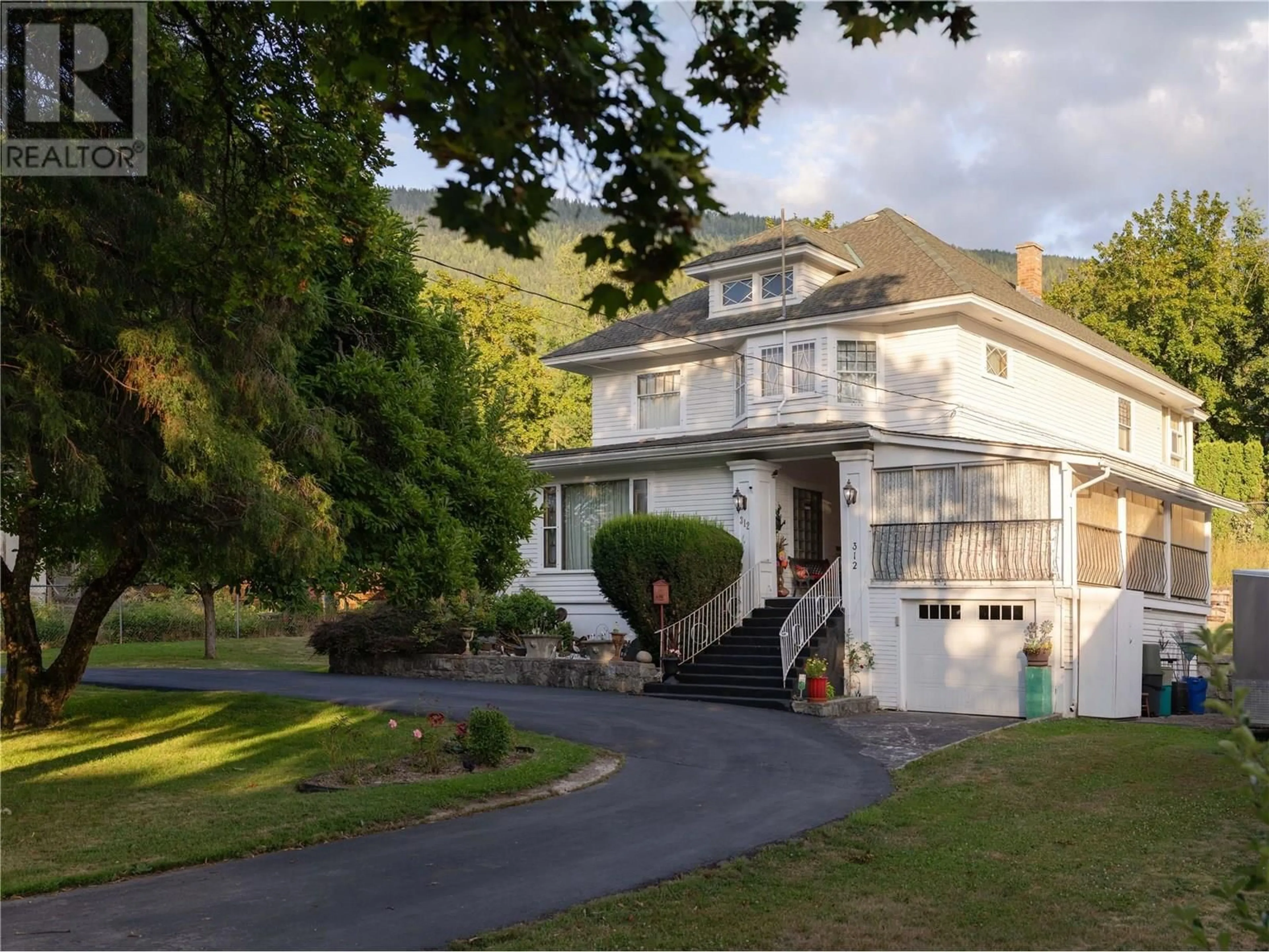 A pic from outside/outdoor area/front of a property/back of a property/a pic from drone, street for 312 LATIMER STREET, Nelson British Columbia V1L4T6