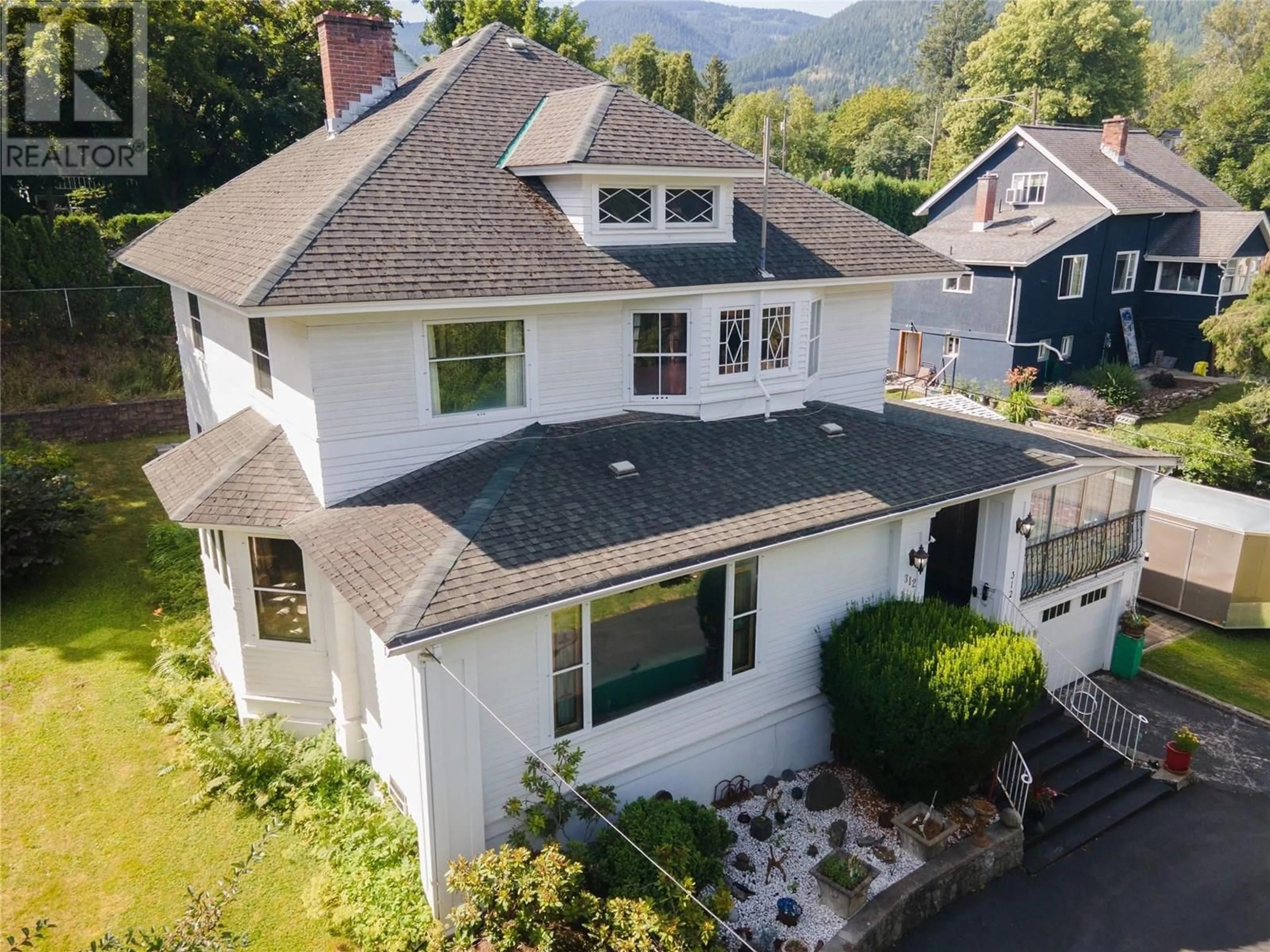 A pic from outside/outdoor area/front of a property/back of a property/a pic from drone, unknown for 312 LATIMER STREET, Nelson British Columbia V1L4T6