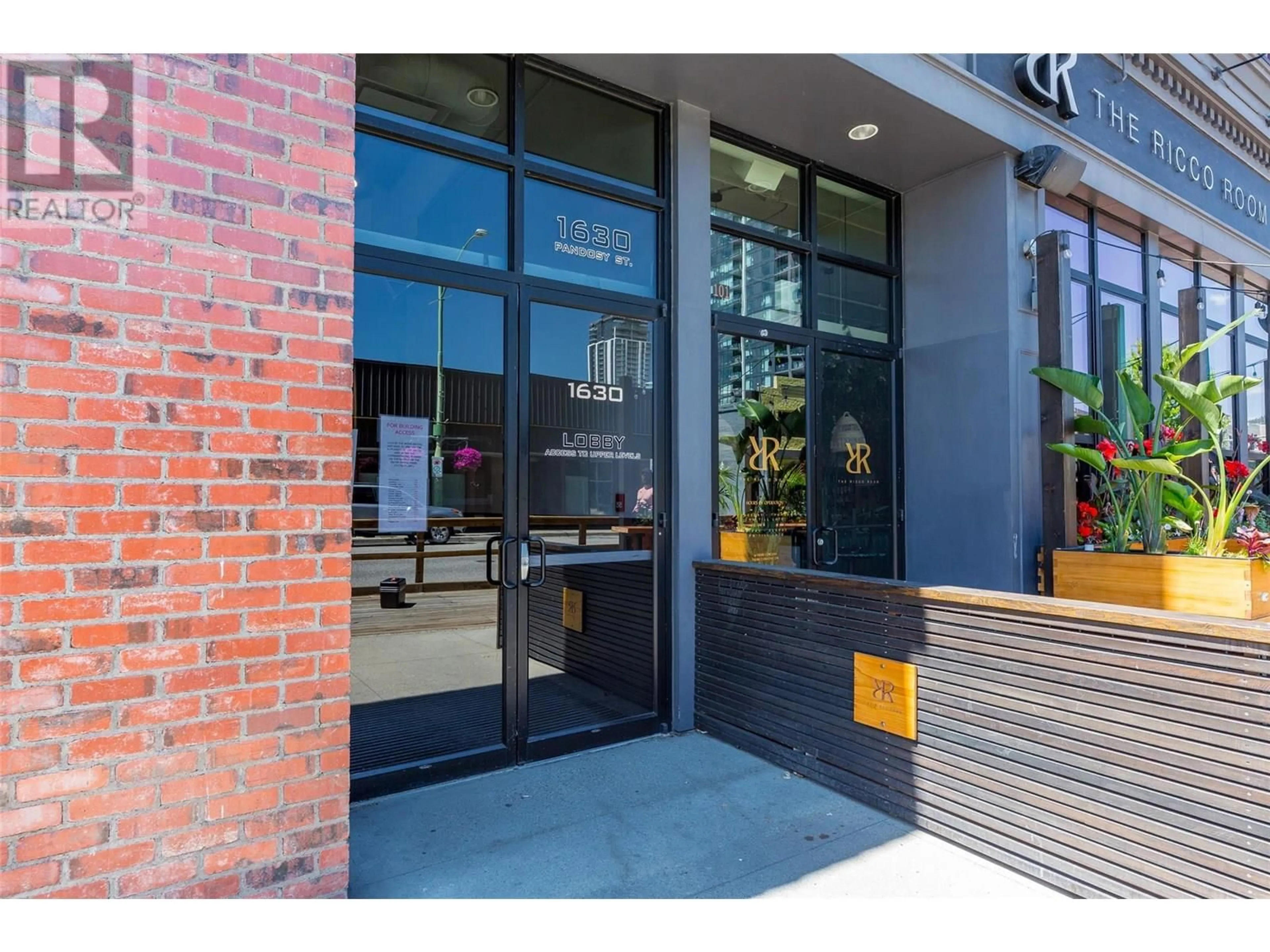 Indoor entryway for 601 - 1630 PANDOSY STREET, Kelowna British Columbia V1Y1P7