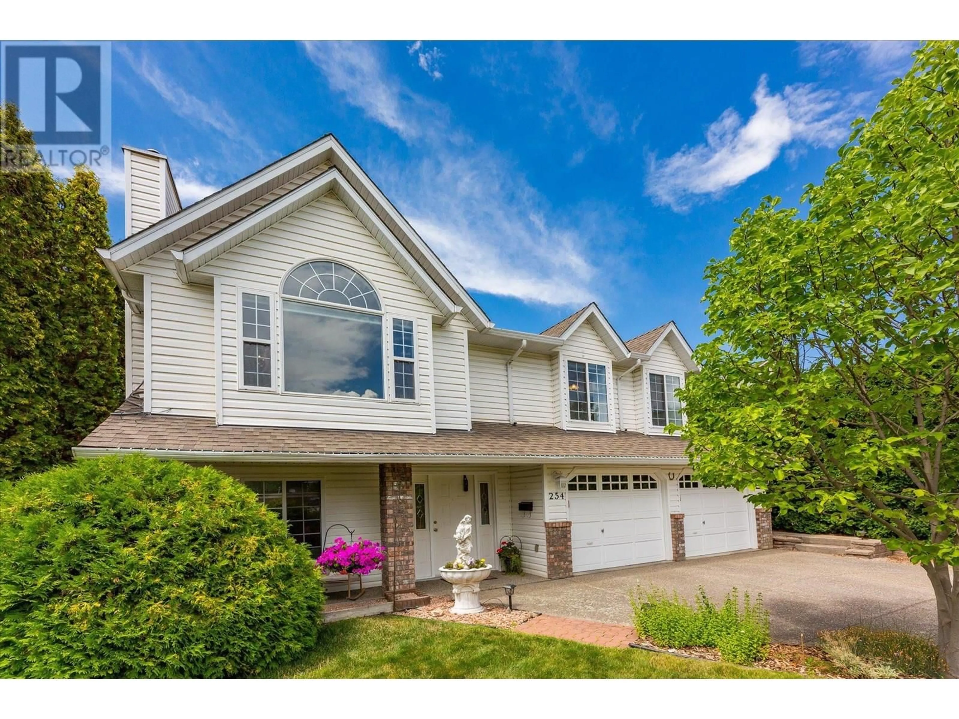Home with vinyl exterior material, street for 254 MOUBRAY ROAD, Kelowna British Columbia V1V1T4