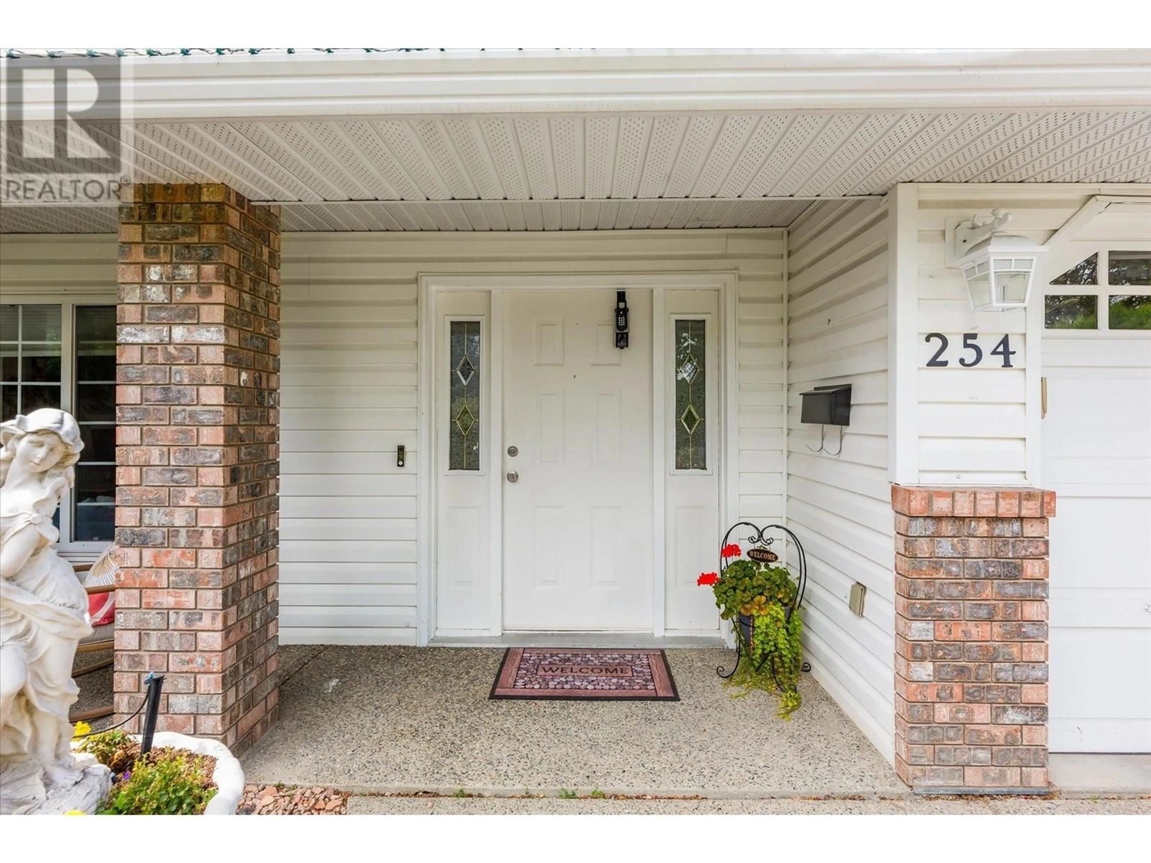 Indoor entryway for 254 MOUBRAY ROAD, Kelowna British Columbia V1V1T4