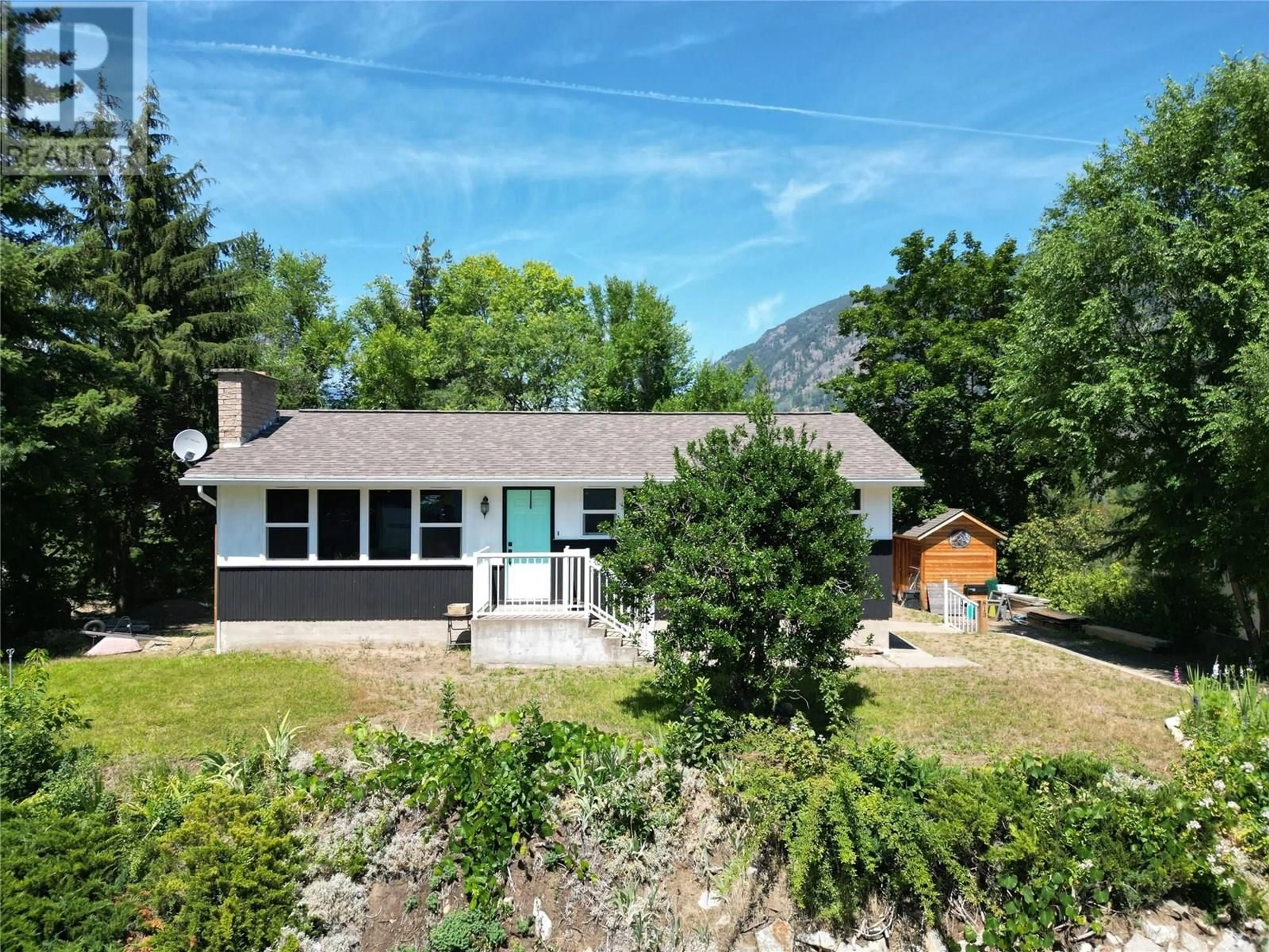 A pic from outside/outdoor area/front of a property/back of a property/a pic from drone, mountain view for 813 OAK STREET, Castlegar British Columbia V1N2H5