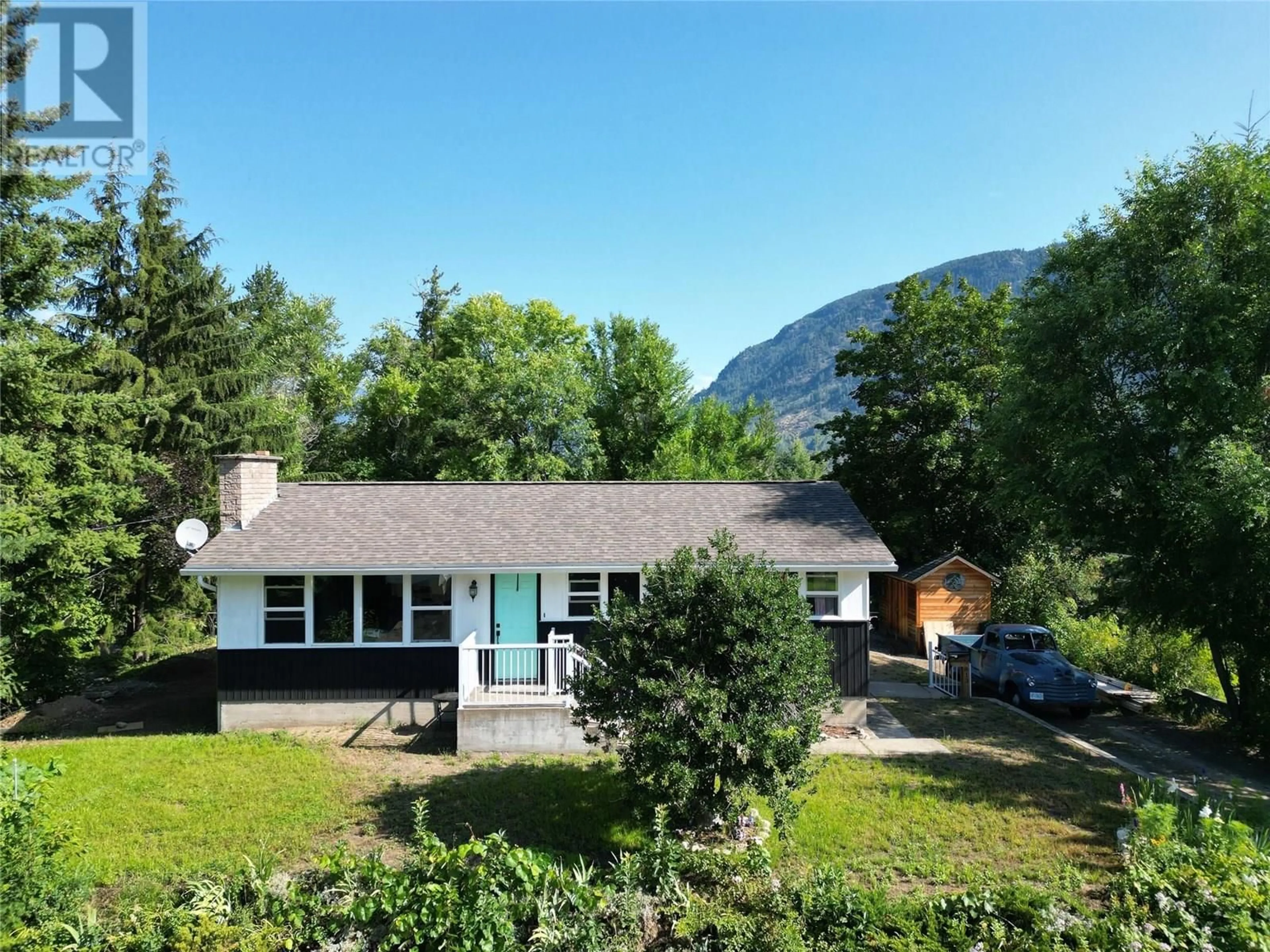 A pic from outside/outdoor area/front of a property/back of a property/a pic from drone, mountain view for 813 OAK STREET, Castlegar British Columbia V1N2H5