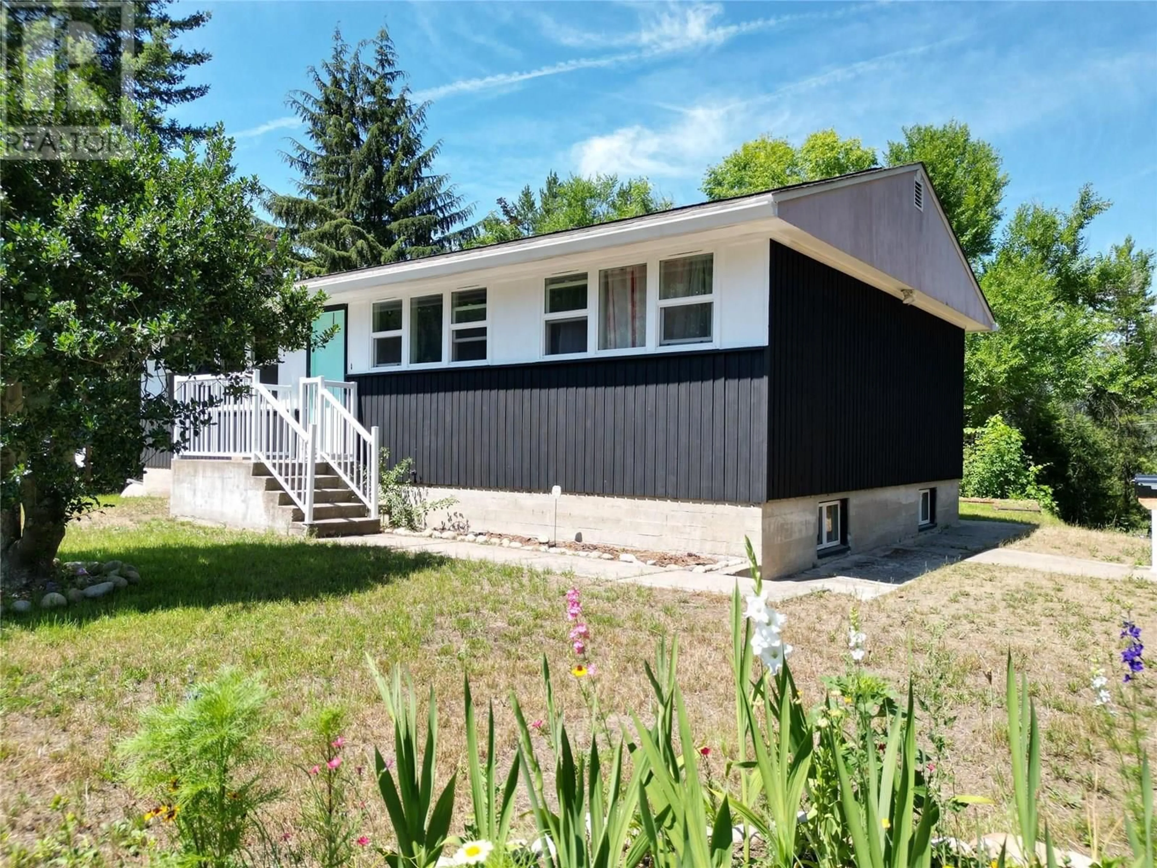 Home with vinyl exterior material, street for 813 OAK STREET, Castlegar British Columbia V1N2H5