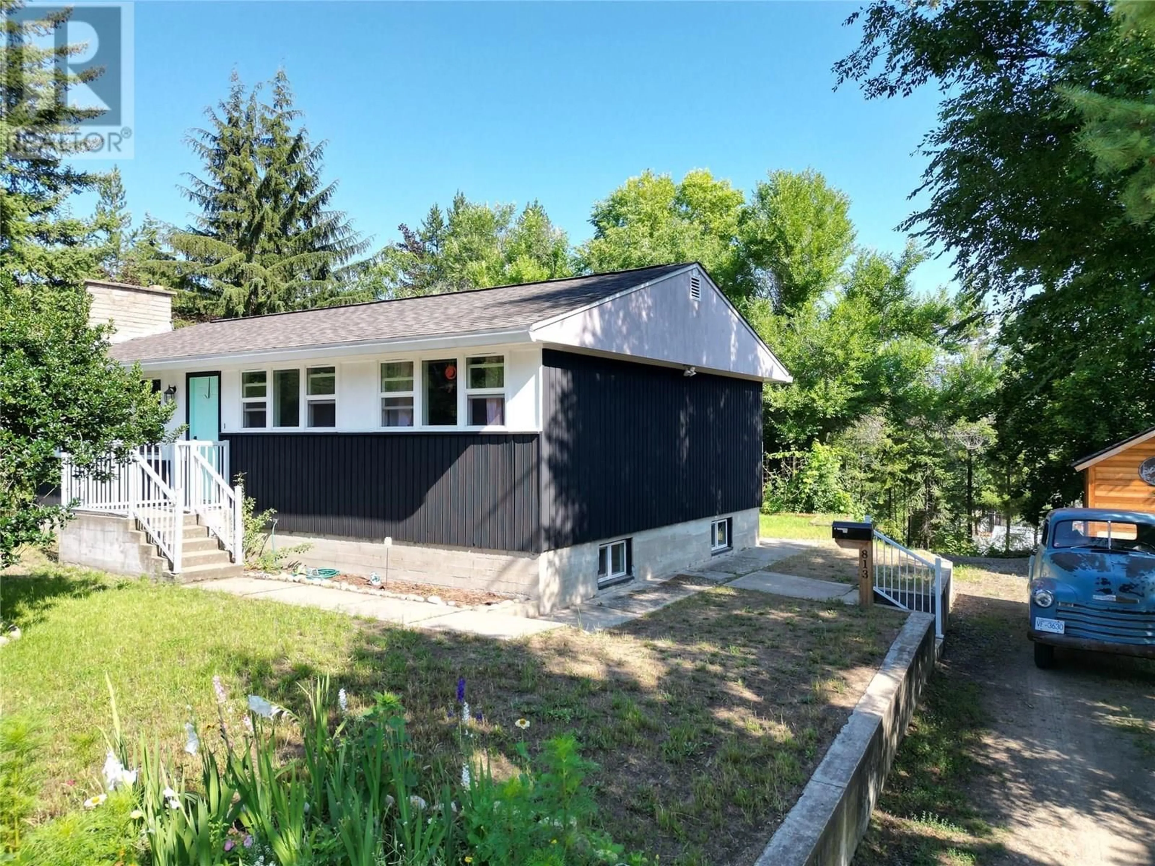 A pic from outside/outdoor area/front of a property/back of a property/a pic from drone, street for 813 OAK STREET, Castlegar British Columbia V1N2H5