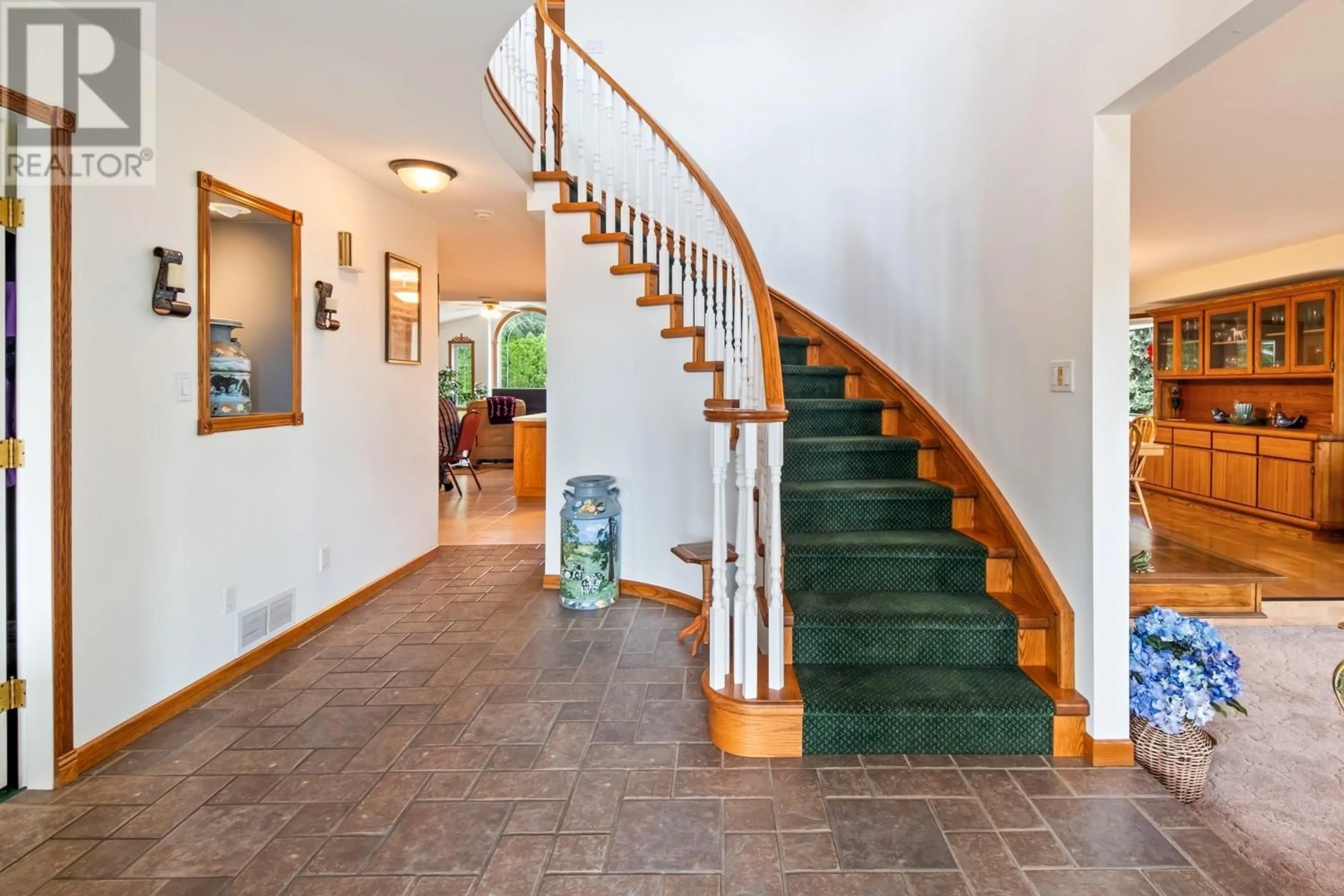 Indoor foyer for 135 PLEASANT VALLEY CROSS ROAD, Armstrong British Columbia V4Y0W1