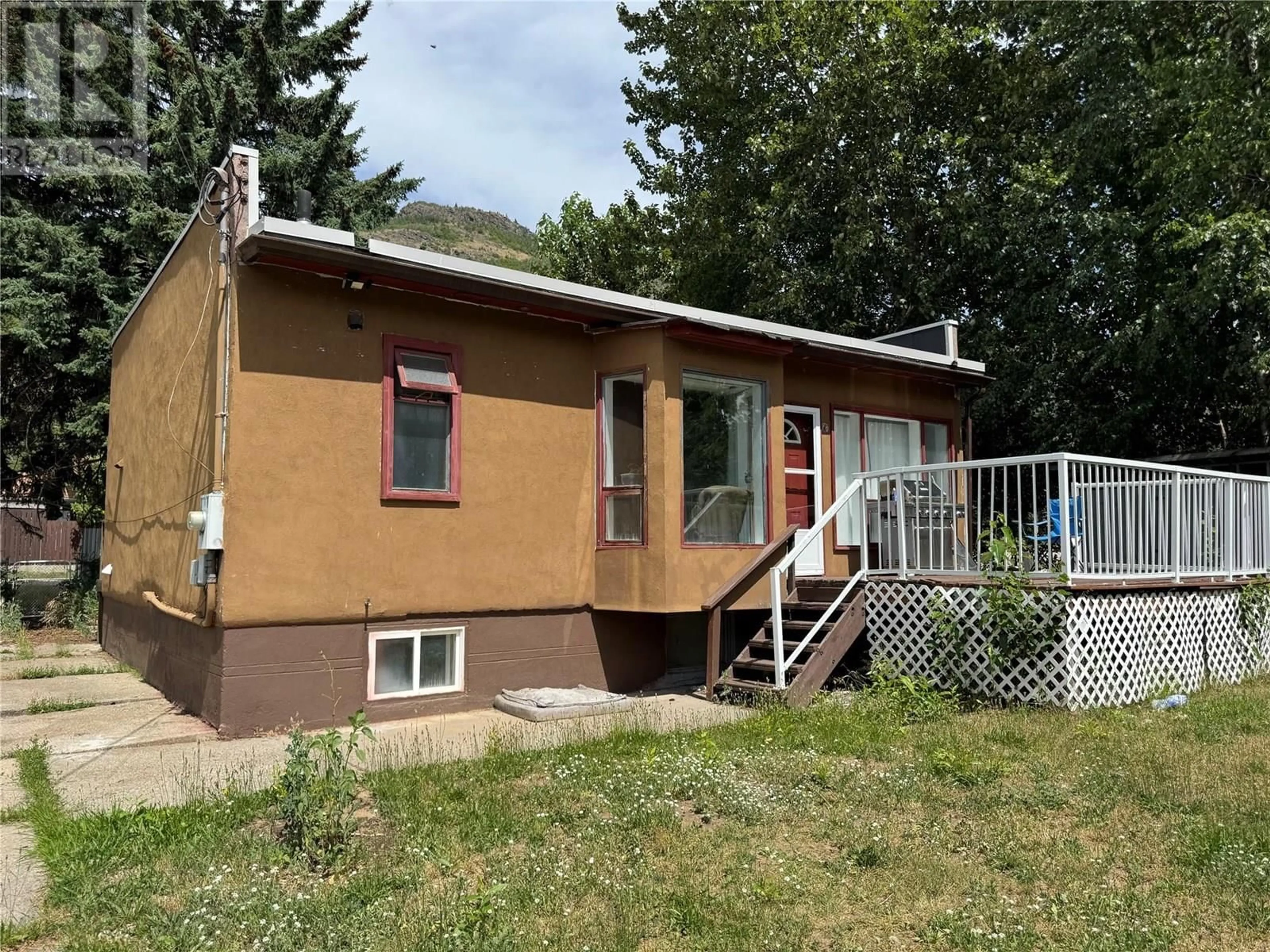 Home with vinyl exterior material, mountain view for 430 9TH AVENUE, Montrose British Columbia V0G1P0