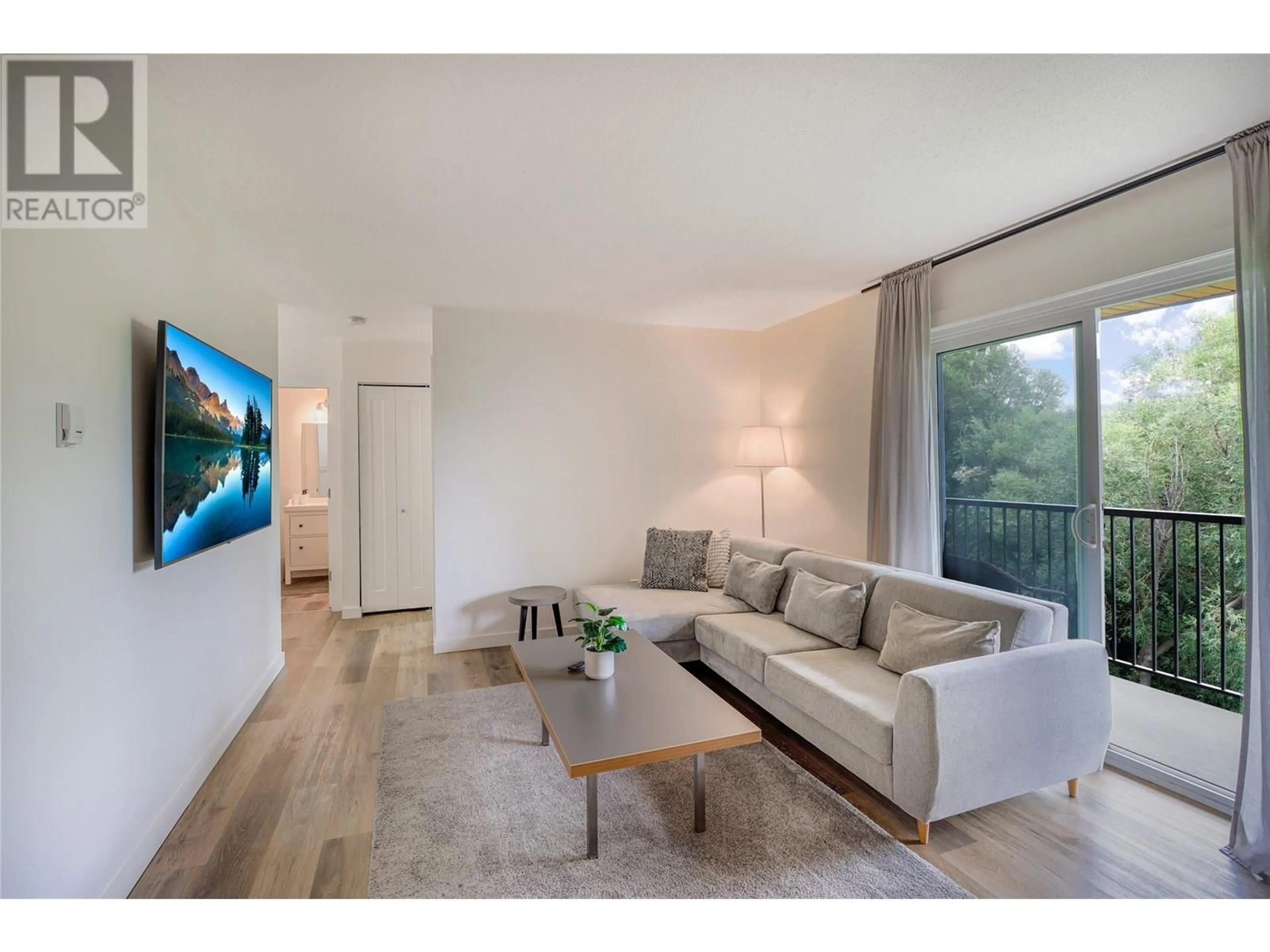 Living room with furniture, wood/laminate floor for 403 - 606 18TH AVENUE NORTH, Cranbrook British Columbia V1C5M1