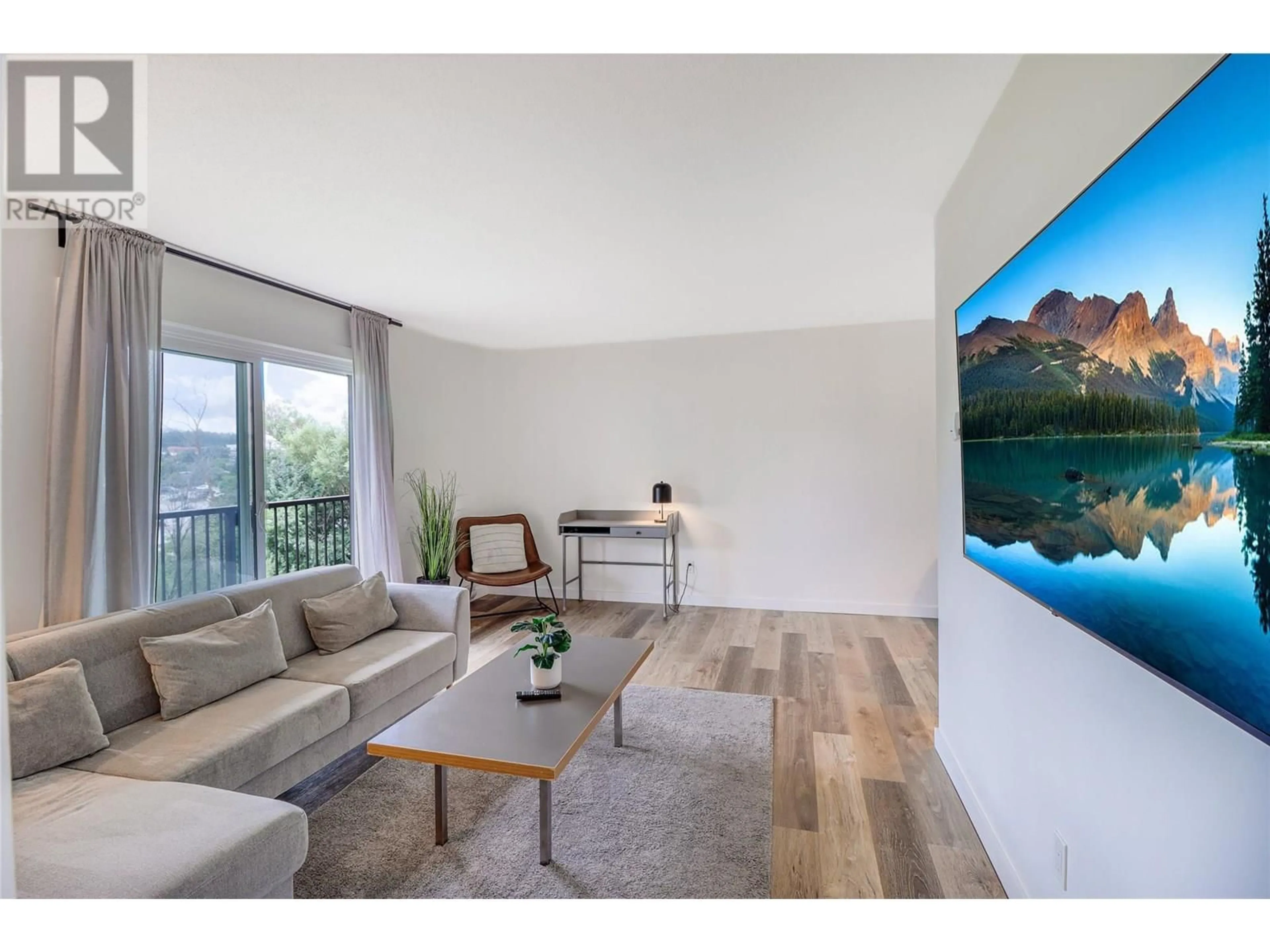 Living room with furniture, wood/laminate floor for 403 - 606 18TH AVENUE NORTH, Cranbrook British Columbia V1C5M1