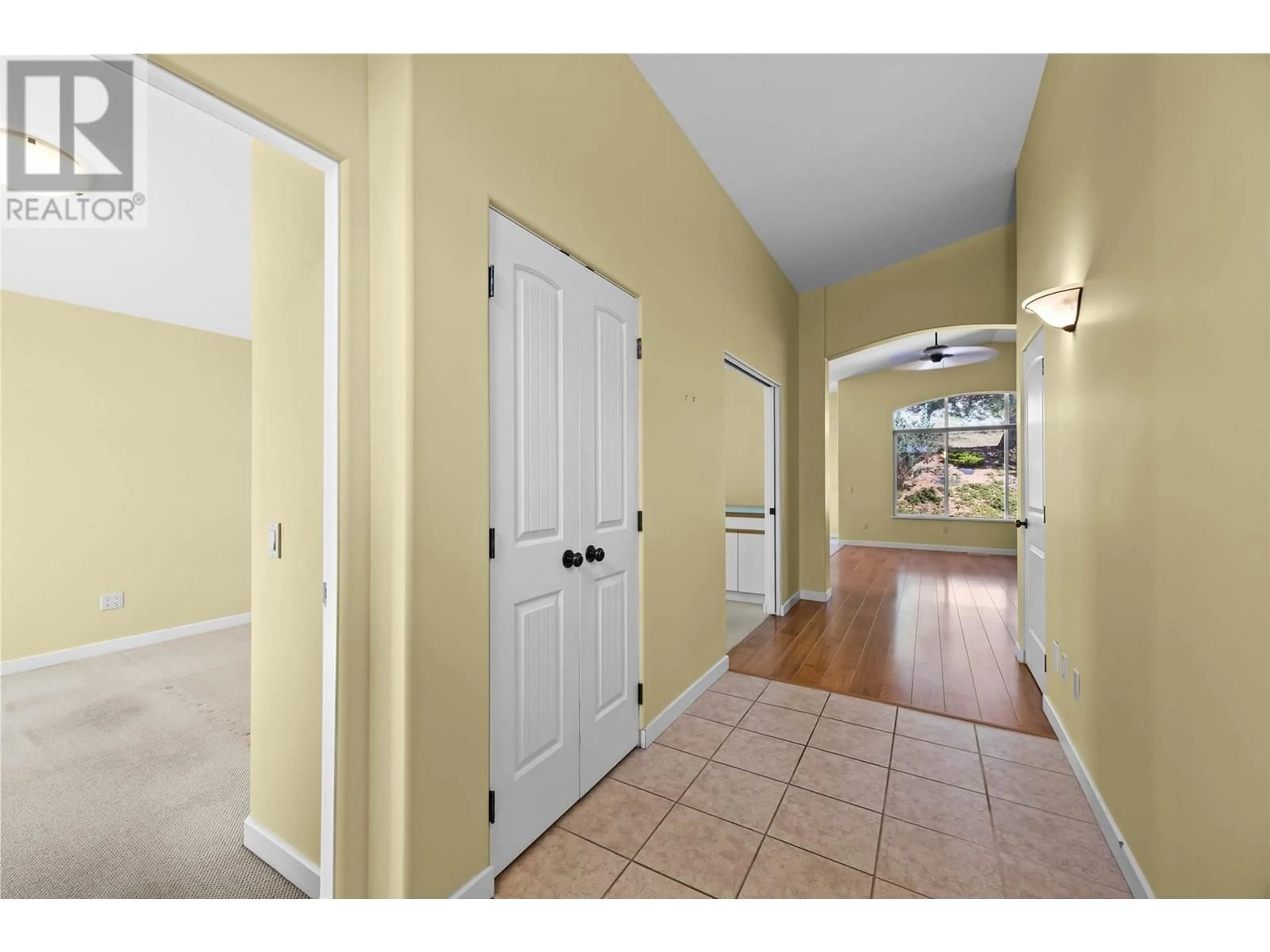 Indoor entryway for 765 ROSEWOOD CRESCENT, Kamloops British Columbia V2H1S3