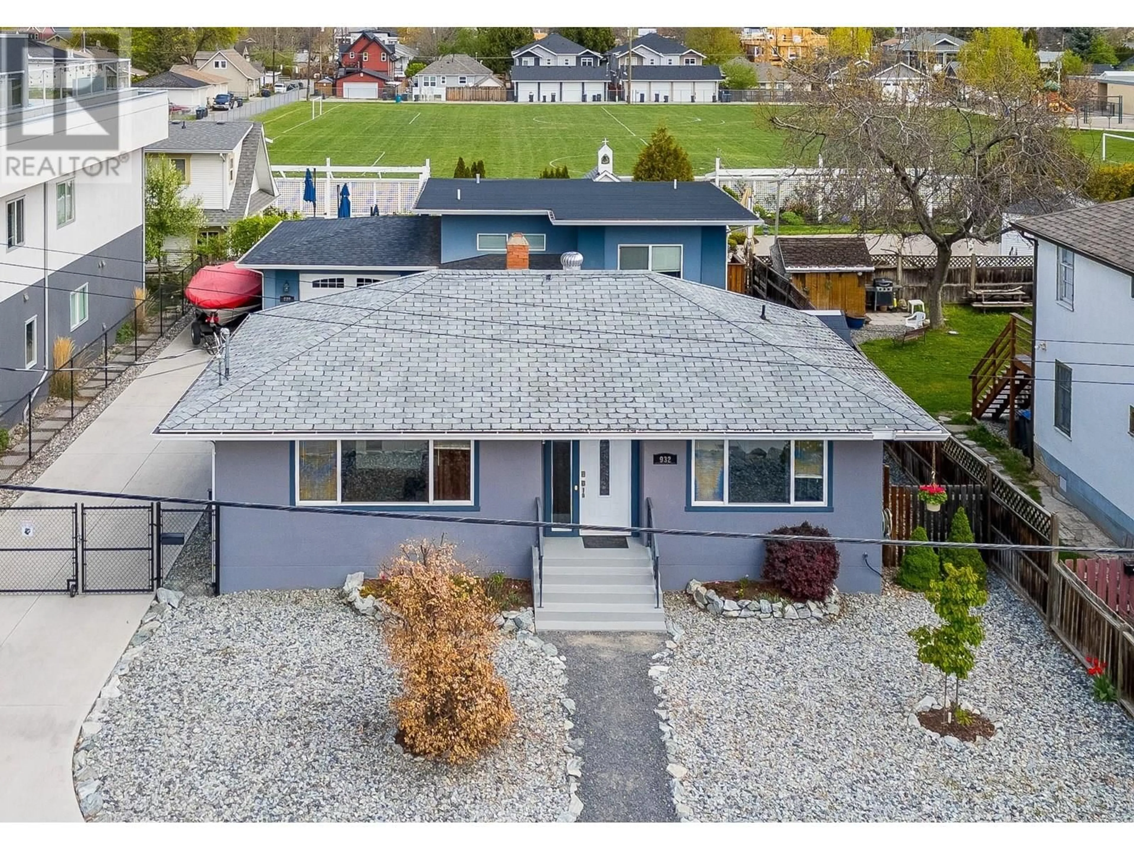A pic from outside/outdoor area/front of a property/back of a property/a pic from drone, street for 930-932 LAWSON AVENUE, Kelowna British Columbia V1Y6T1