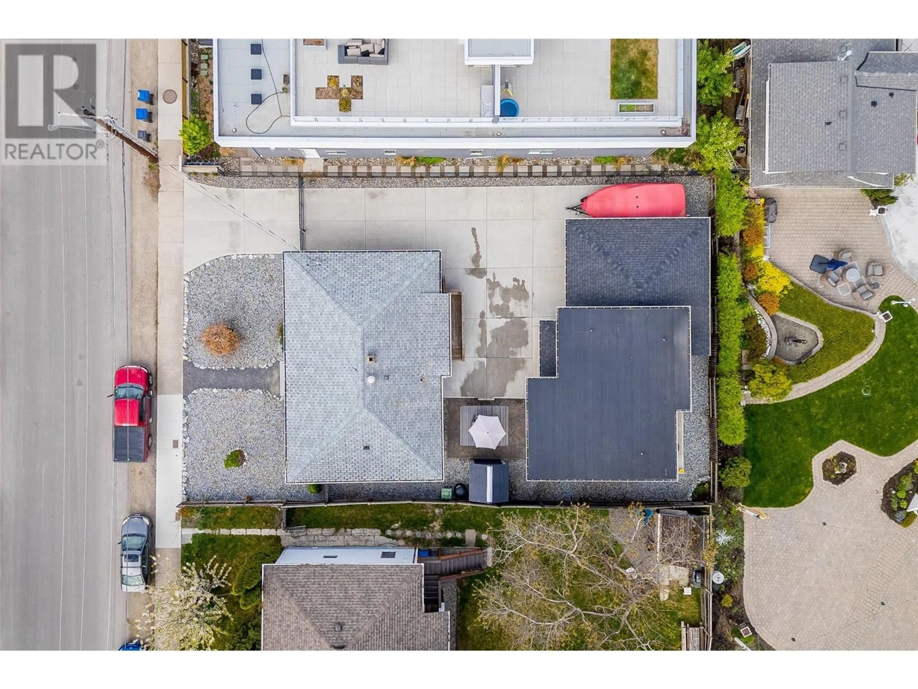 A pic from outside/outdoor area/front of a property/back of a property/a pic from drone, street for 930-932 LAWSON AVENUE, Kelowna British Columbia V1Y6T1
