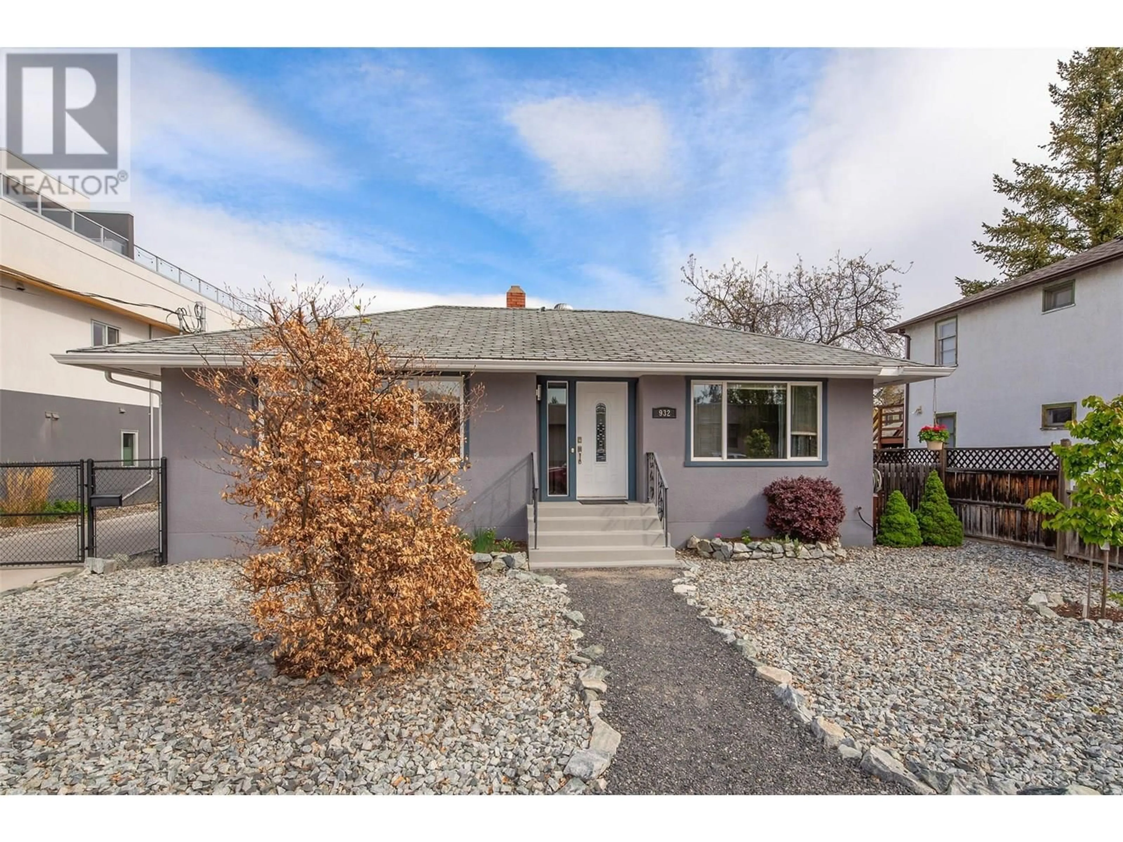 Home with vinyl exterior material, street for 930-932 LAWSON AVENUE, Kelowna British Columbia V1Y6T1