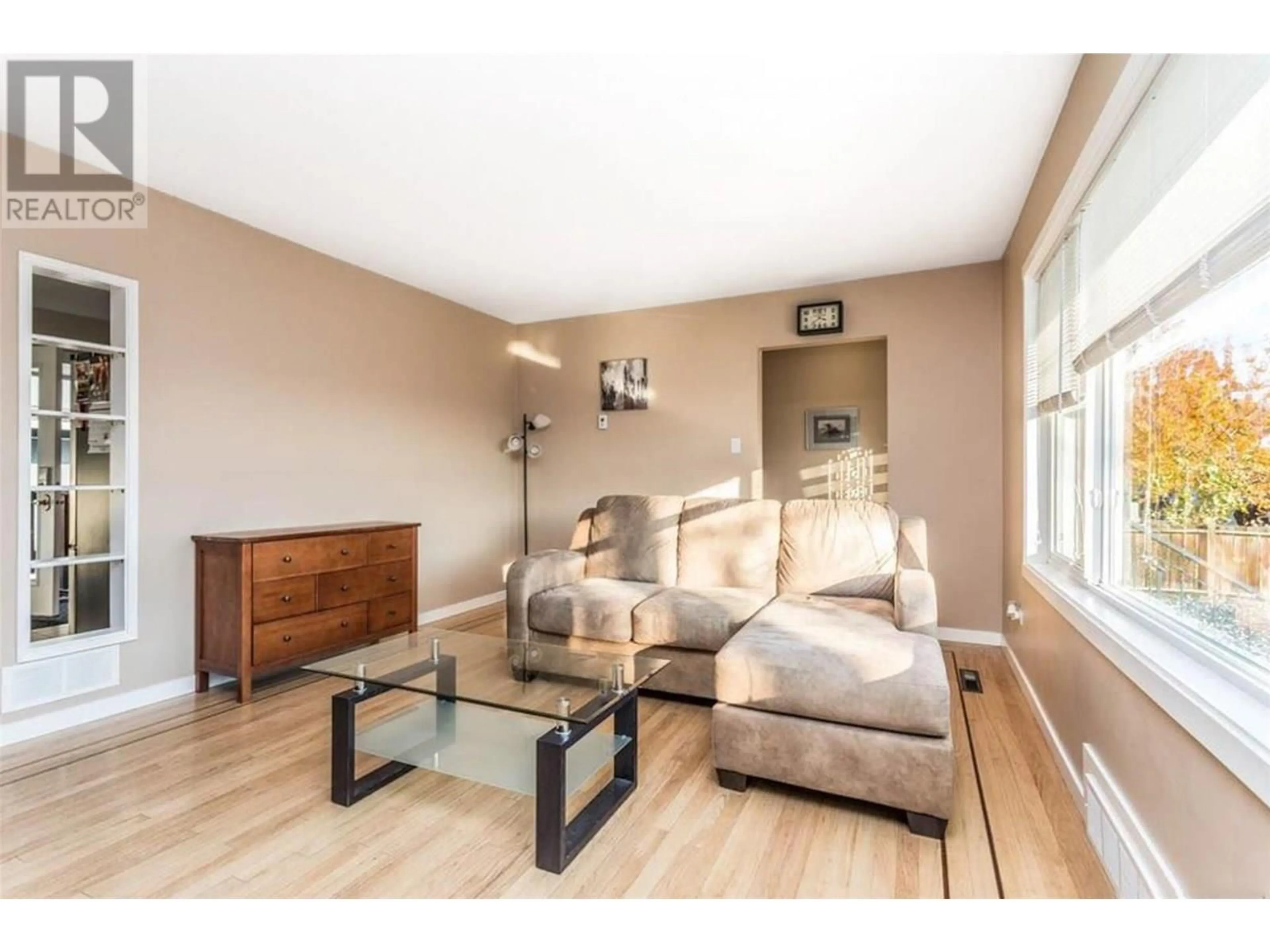 Living room with furniture, wood/laminate floor for 930-932 LAWSON AVENUE, Kelowna British Columbia V1Y6T1