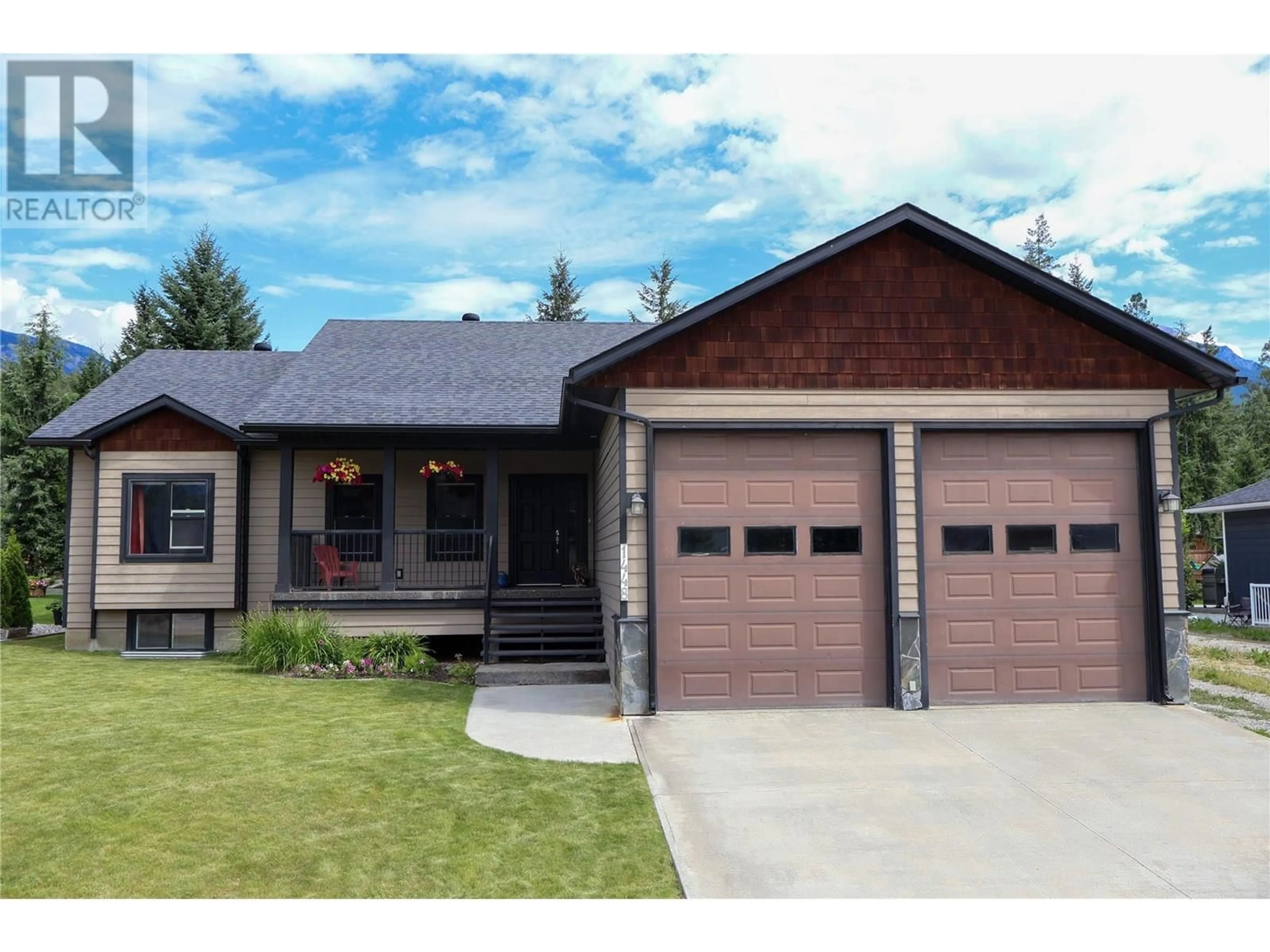 Home with vinyl exterior material, street for 1448 HEMLOCK STREET, Golden British Columbia V0A1H6