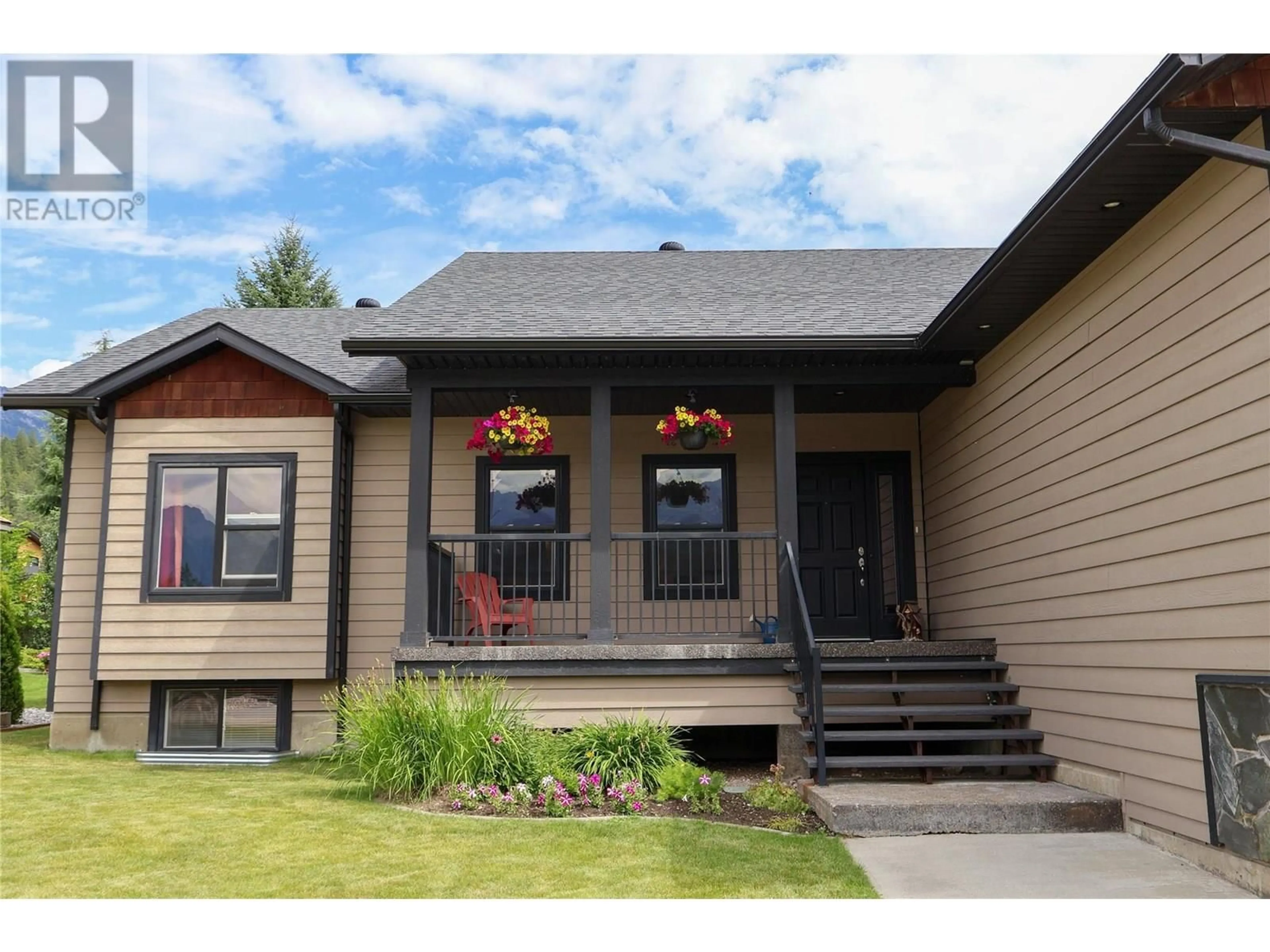 Home with vinyl exterior material, unknown for 1448 HEMLOCK STREET, Golden British Columbia V0A1H6