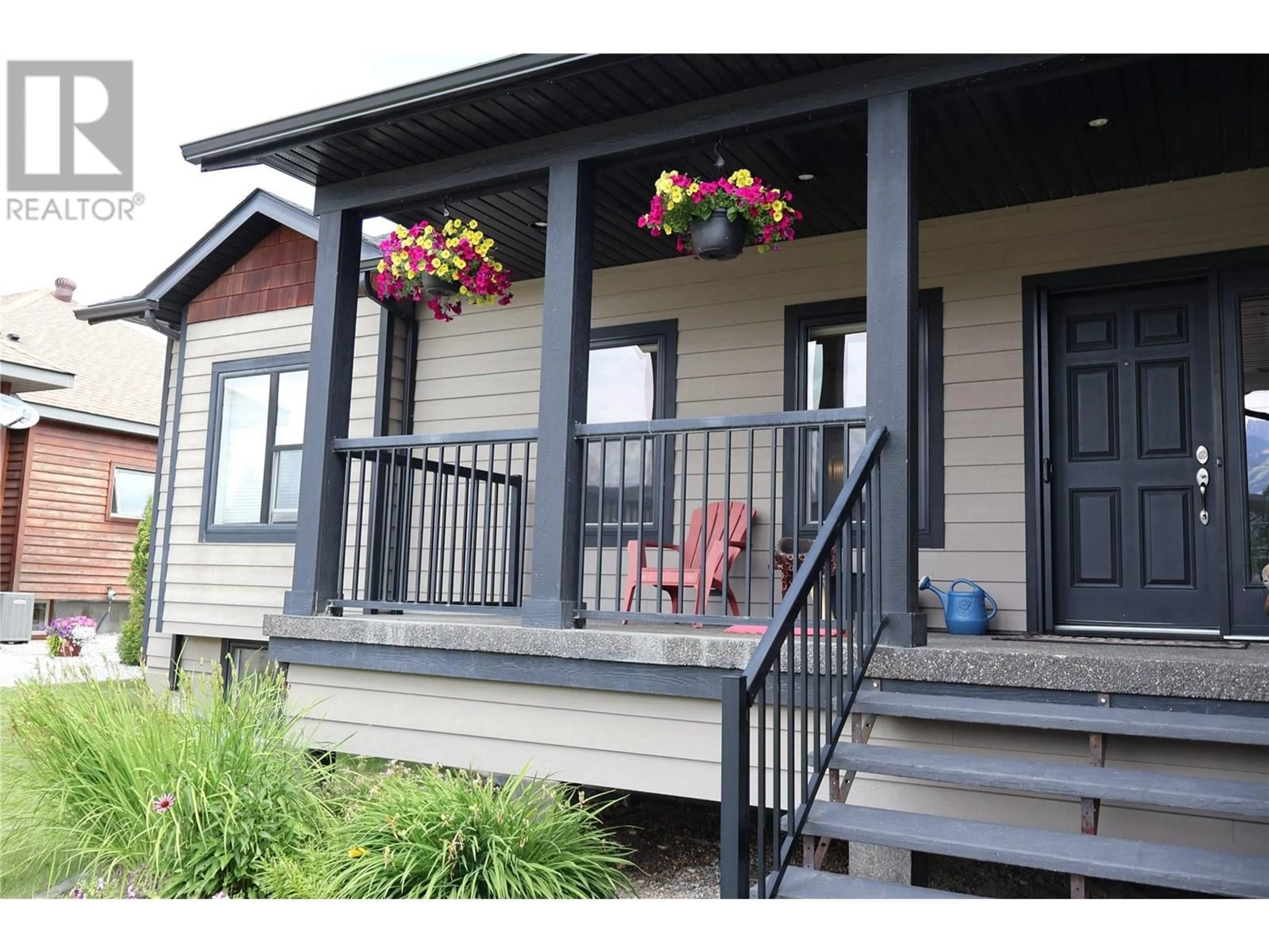 Home with vinyl exterior material, street for 1448 HEMLOCK STREET, Golden British Columbia V0A1H6