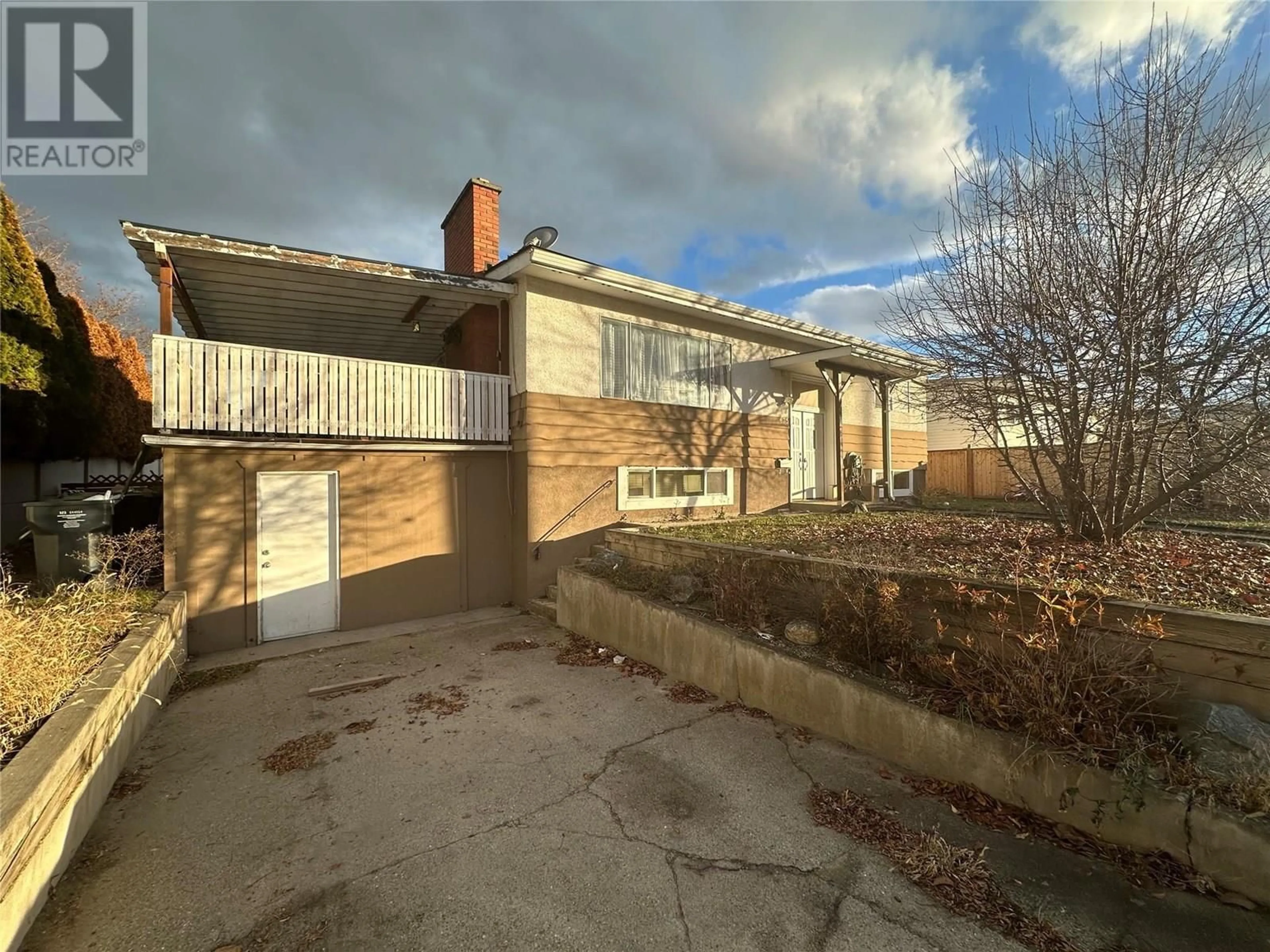 A pic from outside/outdoor area/front of a property/back of a property/a pic from drone, street for 475 HOLLYWOOD ROAD SOUTH, Kelowna British Columbia V1X3T2