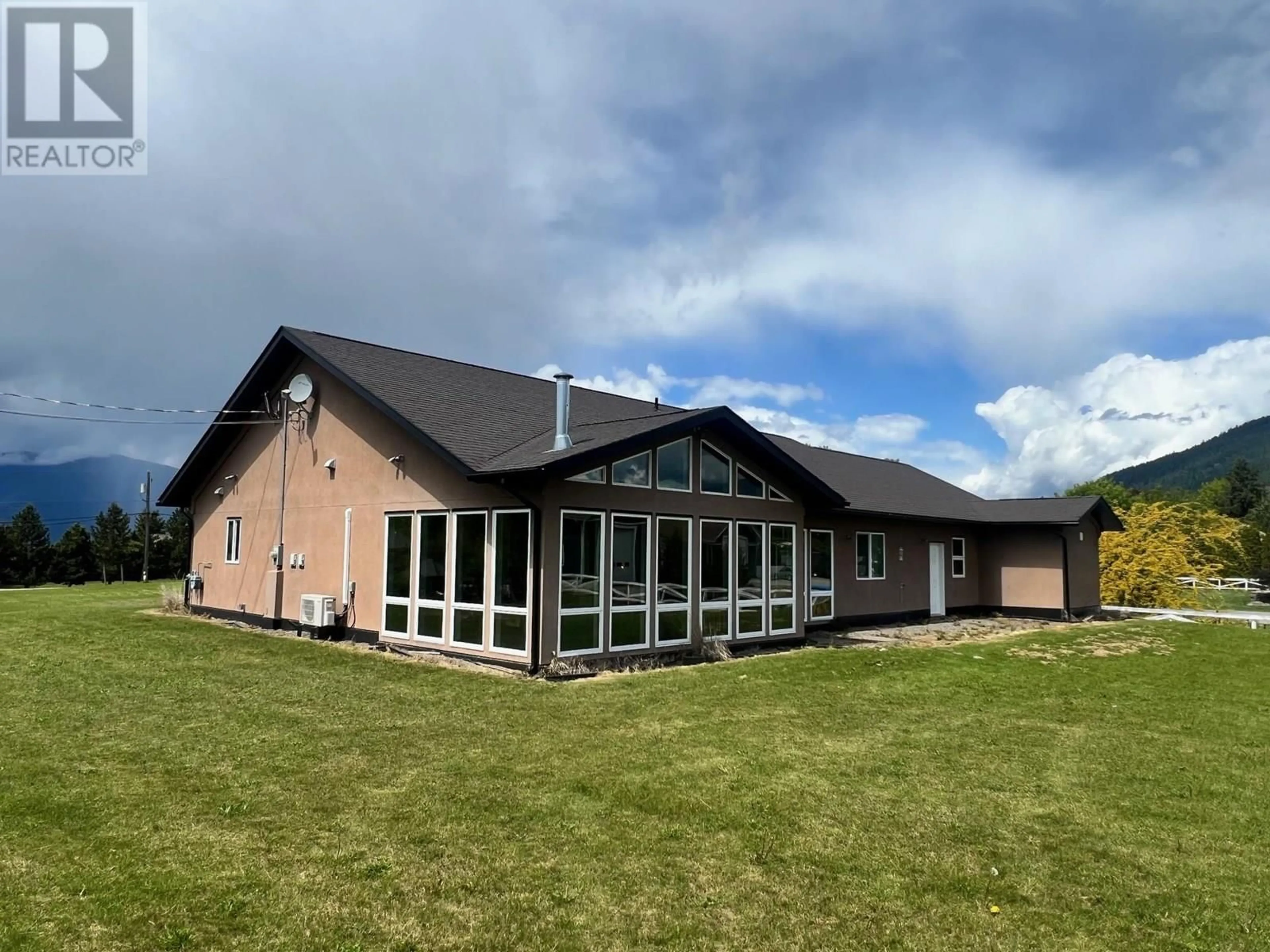A pic from outside/outdoor area/front of a property/back of a property/a pic from drone, building for 802 25TH AVENUE SOUTH, Creston British Columbia V0B1G1