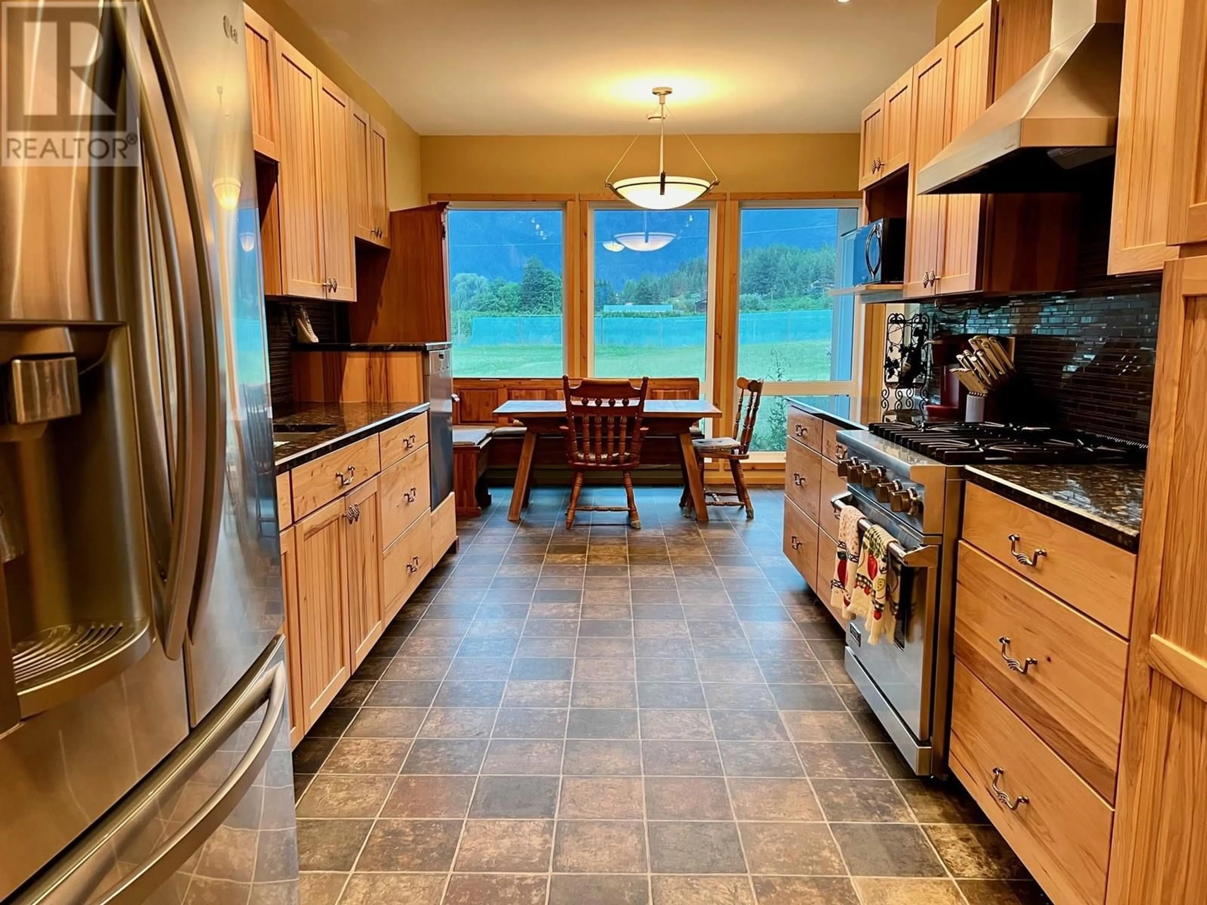 Open concept kitchen, ceramic/tile floor for 802 25TH AVENUE SOUTH, Creston British Columbia V0B1G1