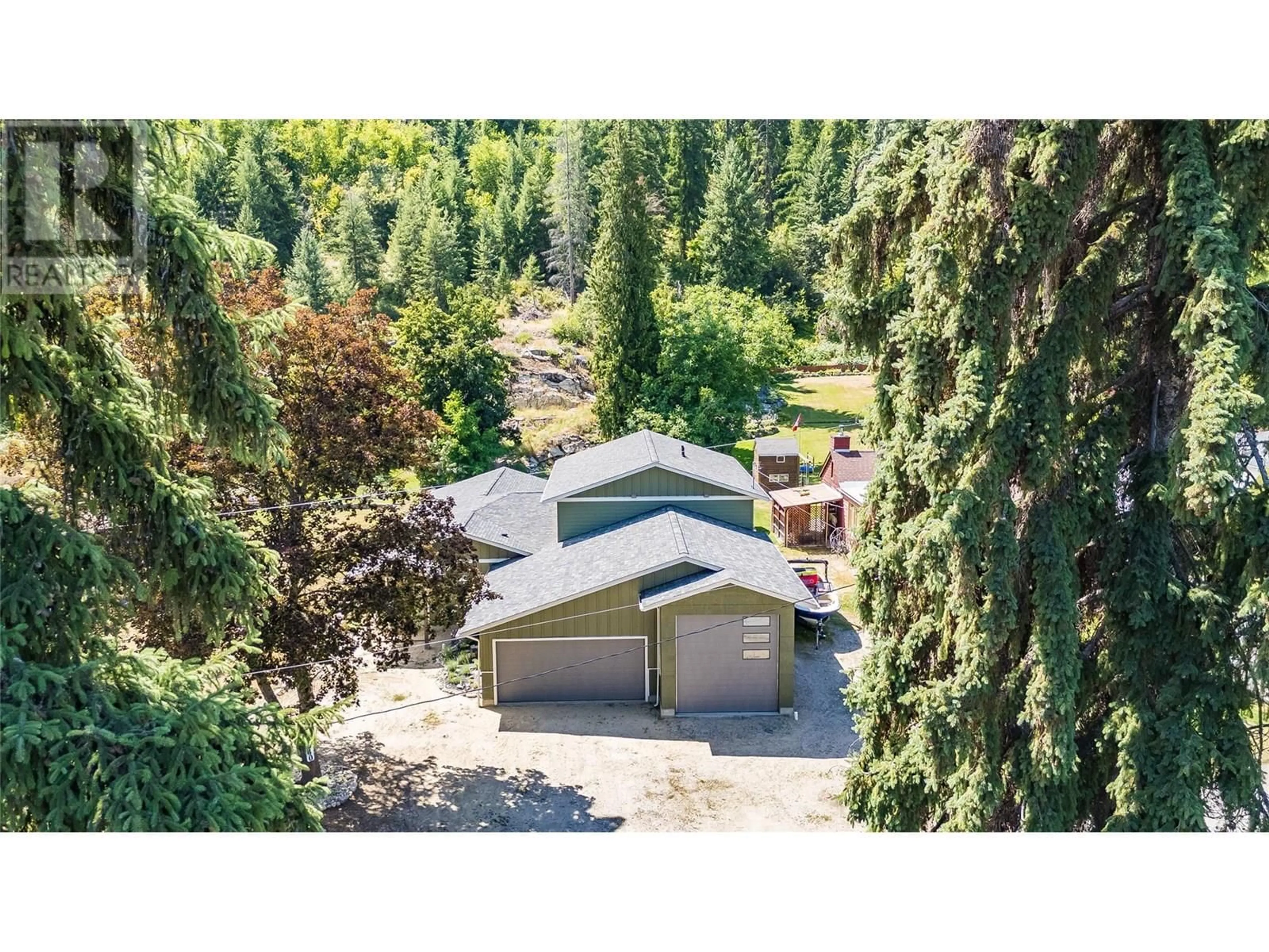 A pic from outside/outdoor area/front of a property/back of a property/a pic from drone, forest/trees view for 2640 10TH AVENUE, Castlegar British Columbia V1N2T9