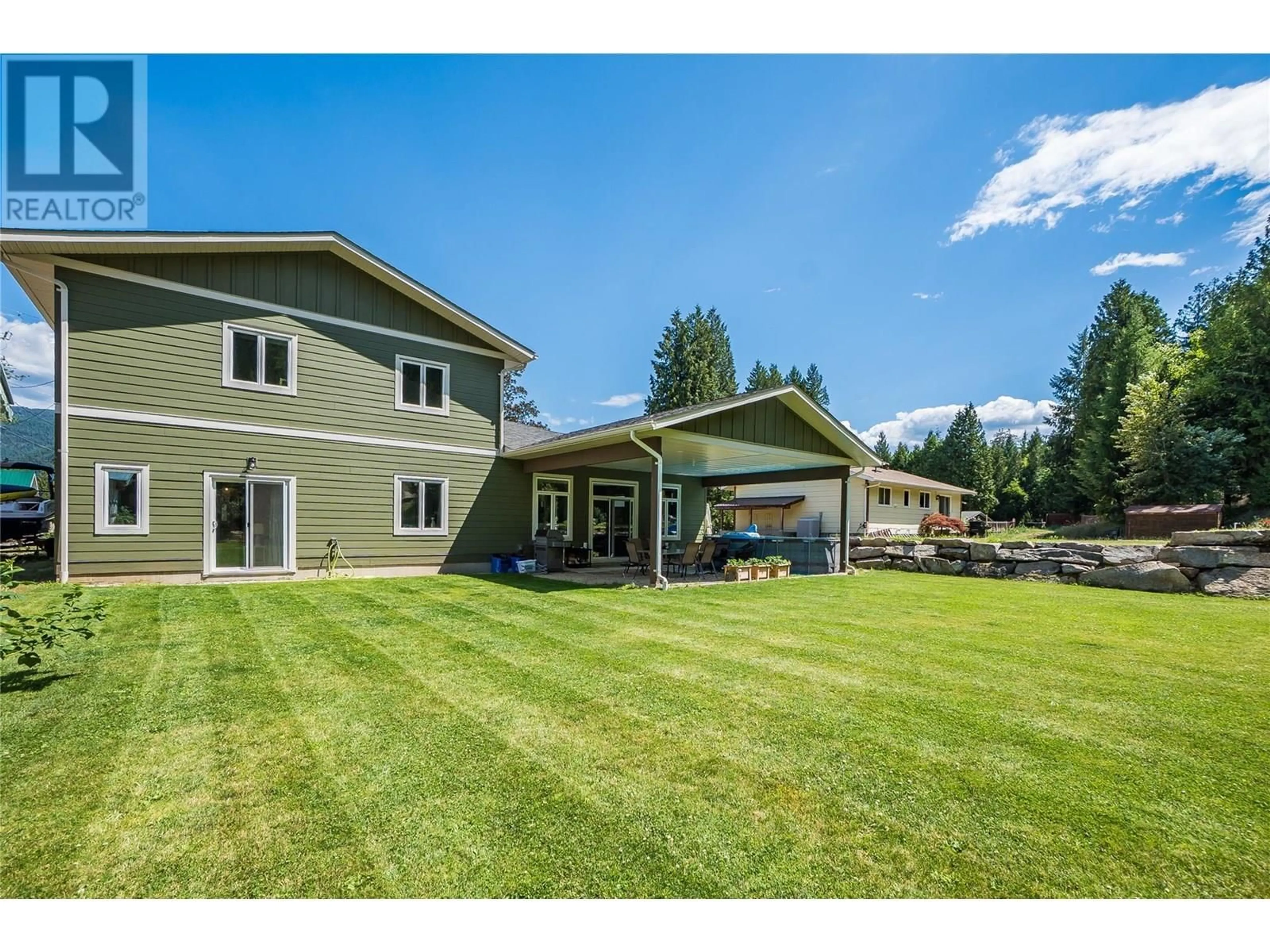A pic from outside/outdoor area/front of a property/back of a property/a pic from drone, mountain view for 2640 10TH AVENUE, Castlegar British Columbia V1N2T9