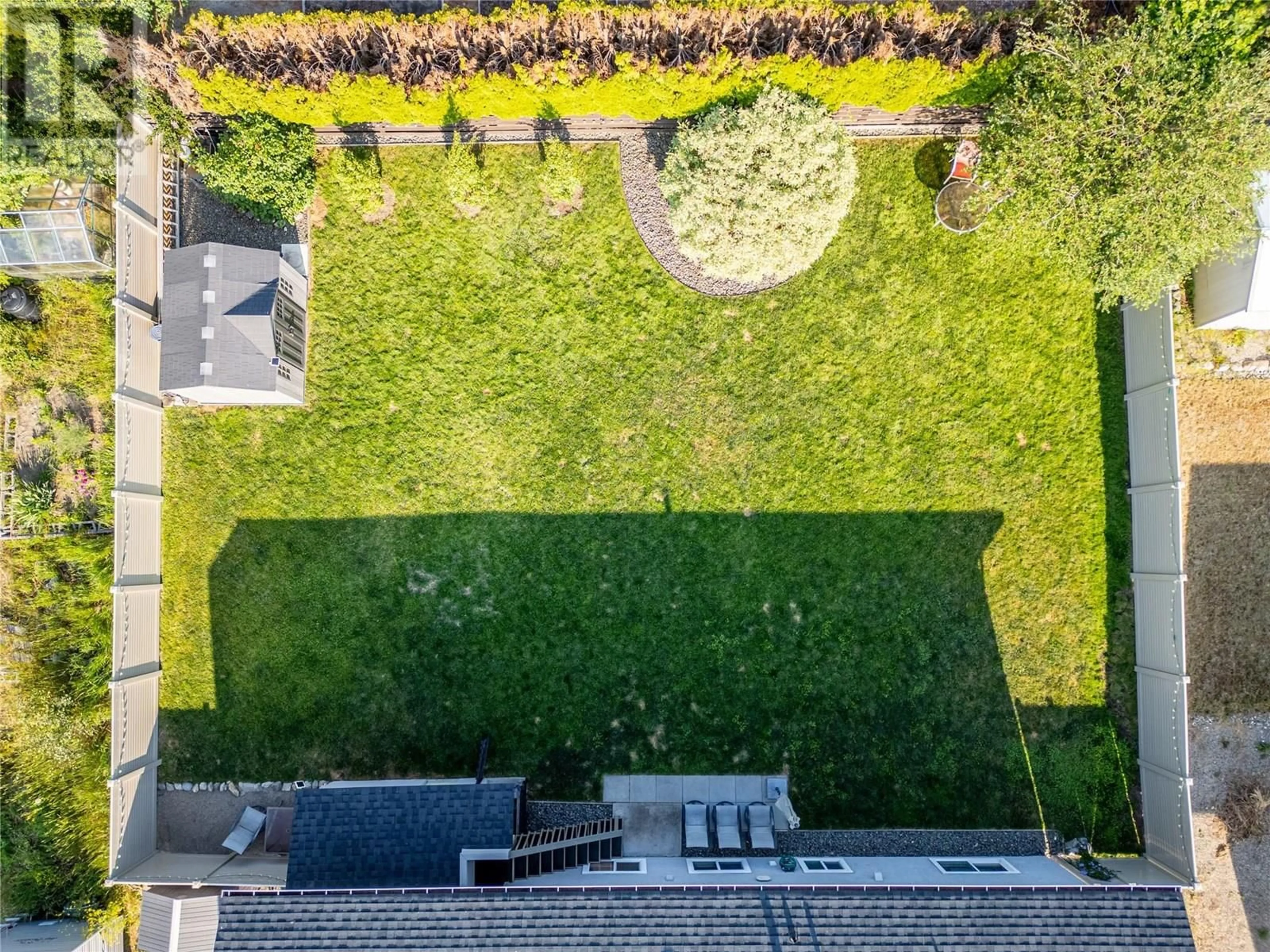 A pic from outside/outdoor area/front of a property/back of a property/a pic from drone, unknown for 565 EASTBOURNE ROAD, Kelowna British Columbia V1X5K7
