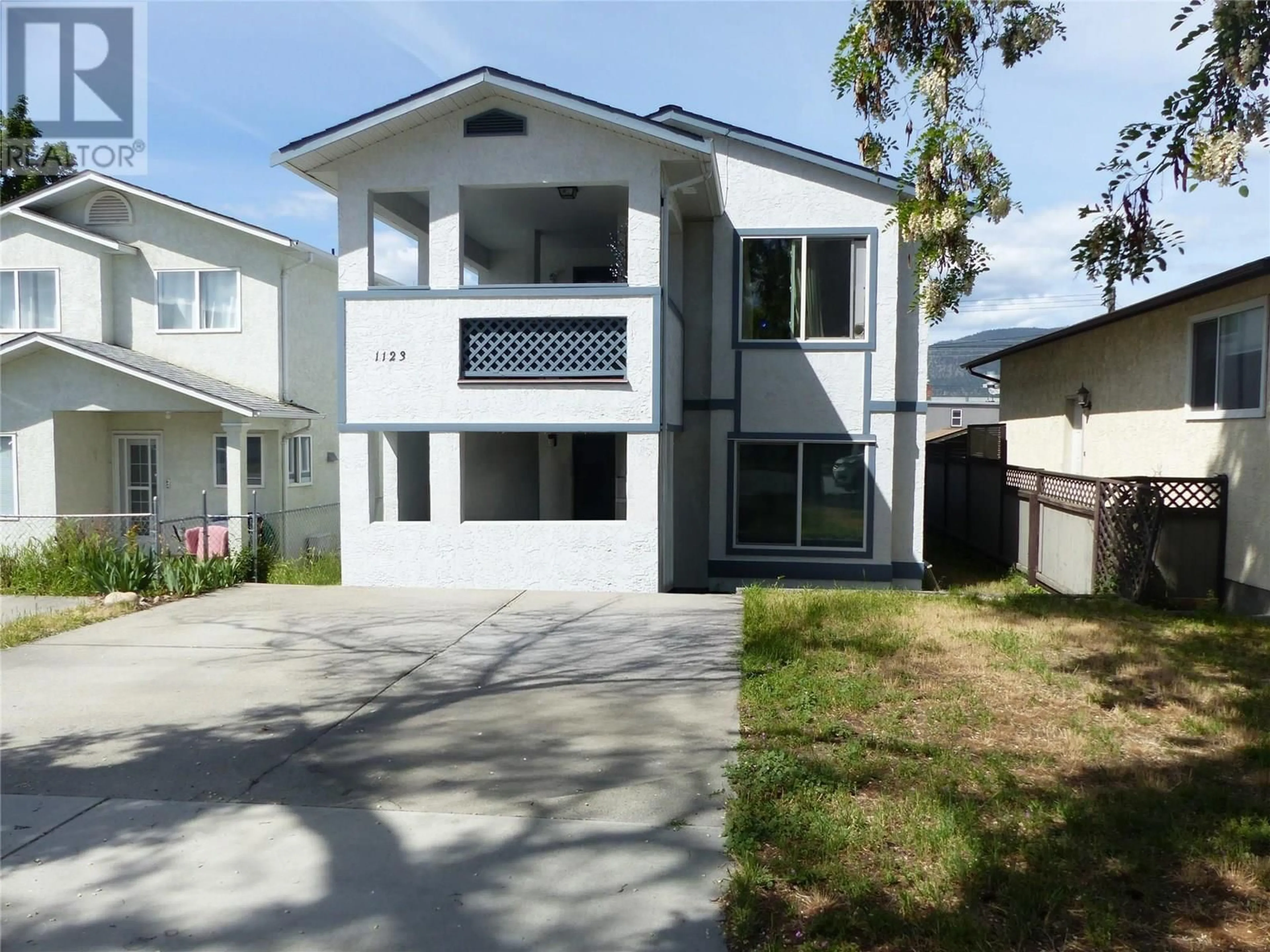 Home with vinyl exterior material, street for 201 - 1123 KING STREET, Penticton British Columbia V2A4S8