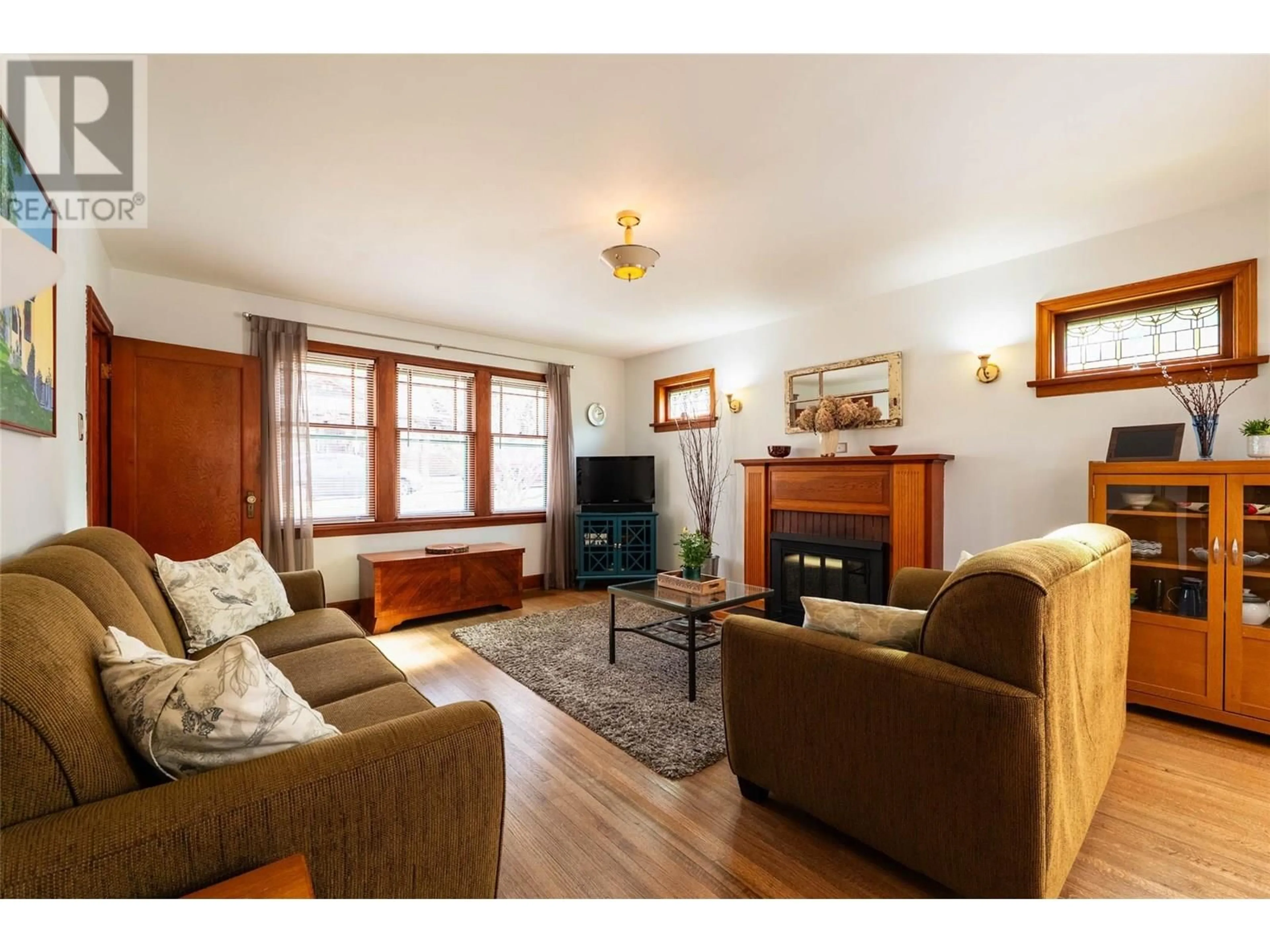 Living room with furniture, wood/laminate floor for 814 HENDRYX STREET, Nelson British Columbia V1L2B2