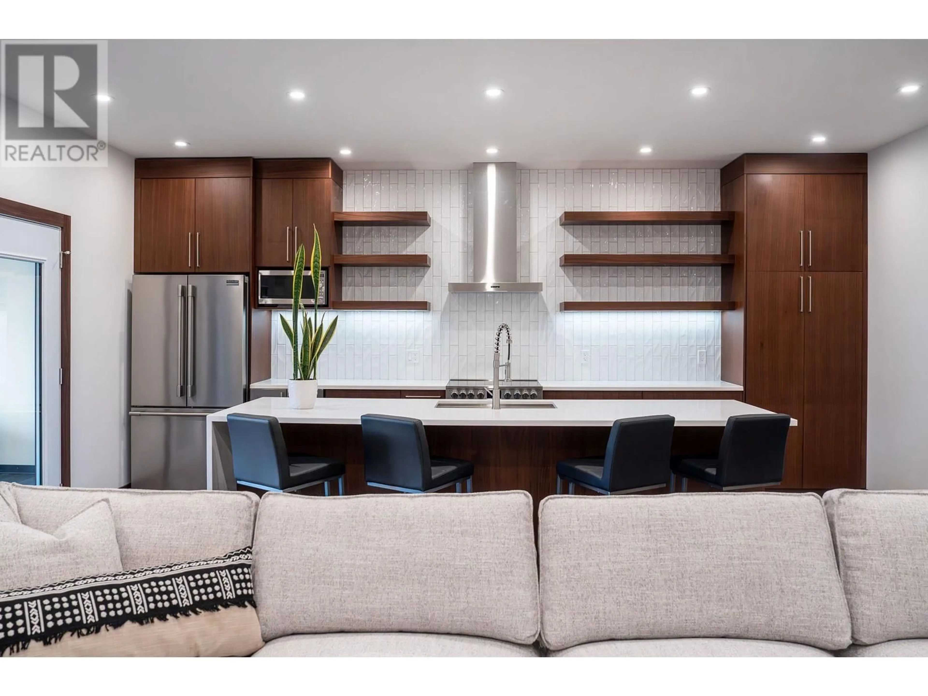 Open concept kitchen, wood/laminate floor for 4104/4204 - 1240 POWERHOUSE ROAD, Revelstoke British Columbia V0E2S0