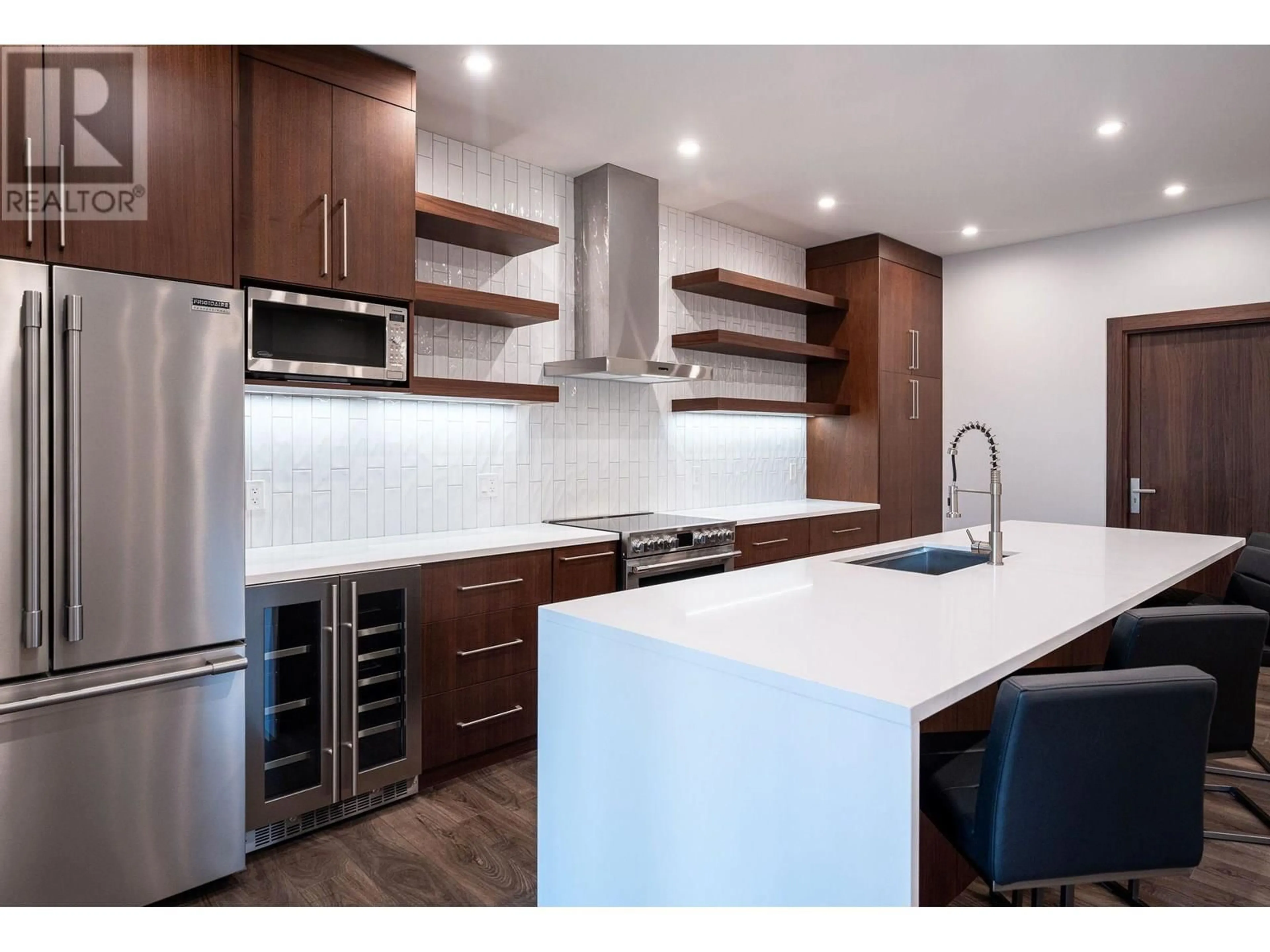 Contemporary kitchen, wood/laminate floor for 4104/4204 - 1240 POWERHOUSE ROAD, Revelstoke British Columbia V0E2S0