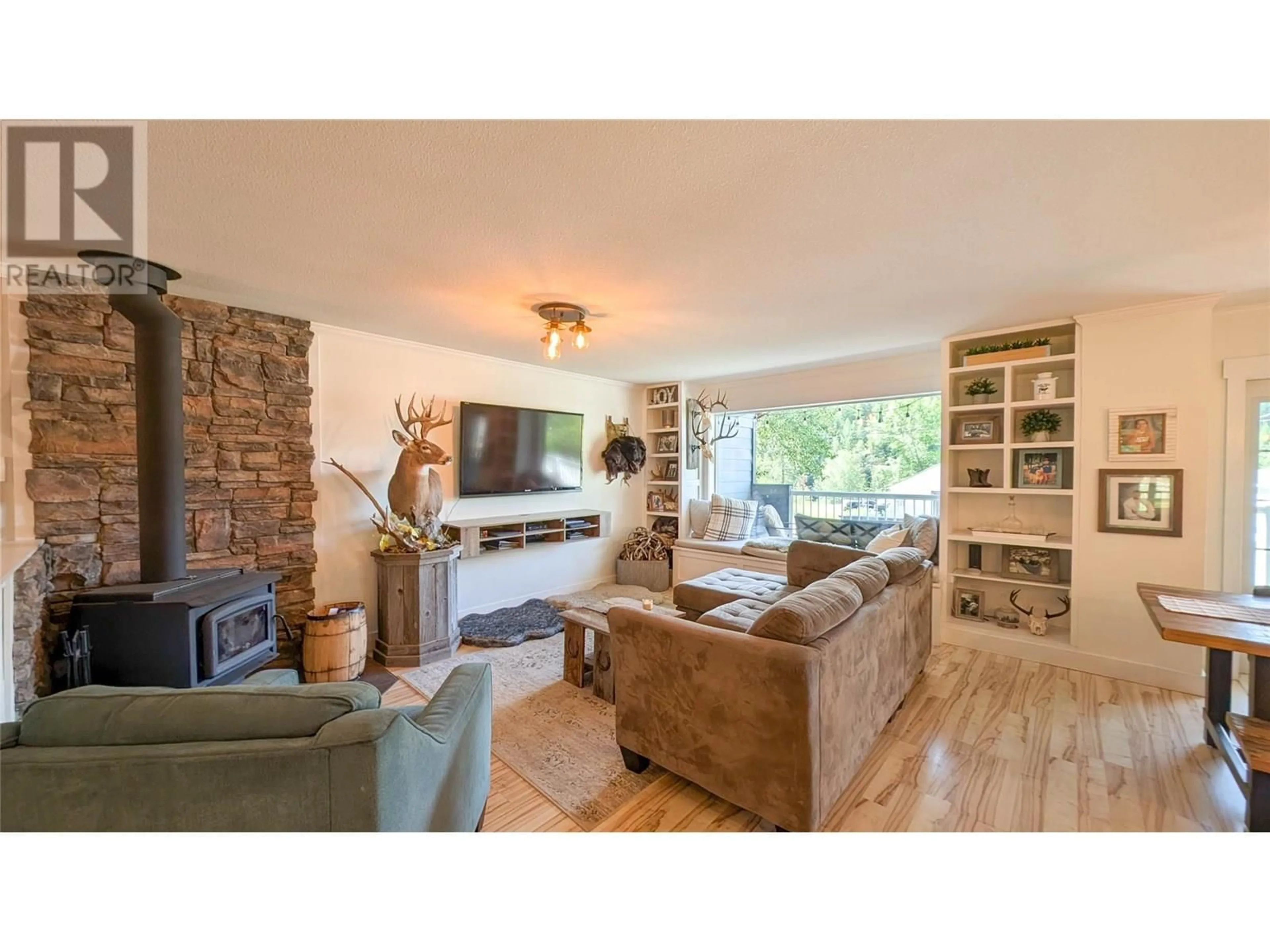 Living room with furniture, wood/laminate floor for 1391 POISSON RD ROAD, Kimberley British Columbia V1A3M9