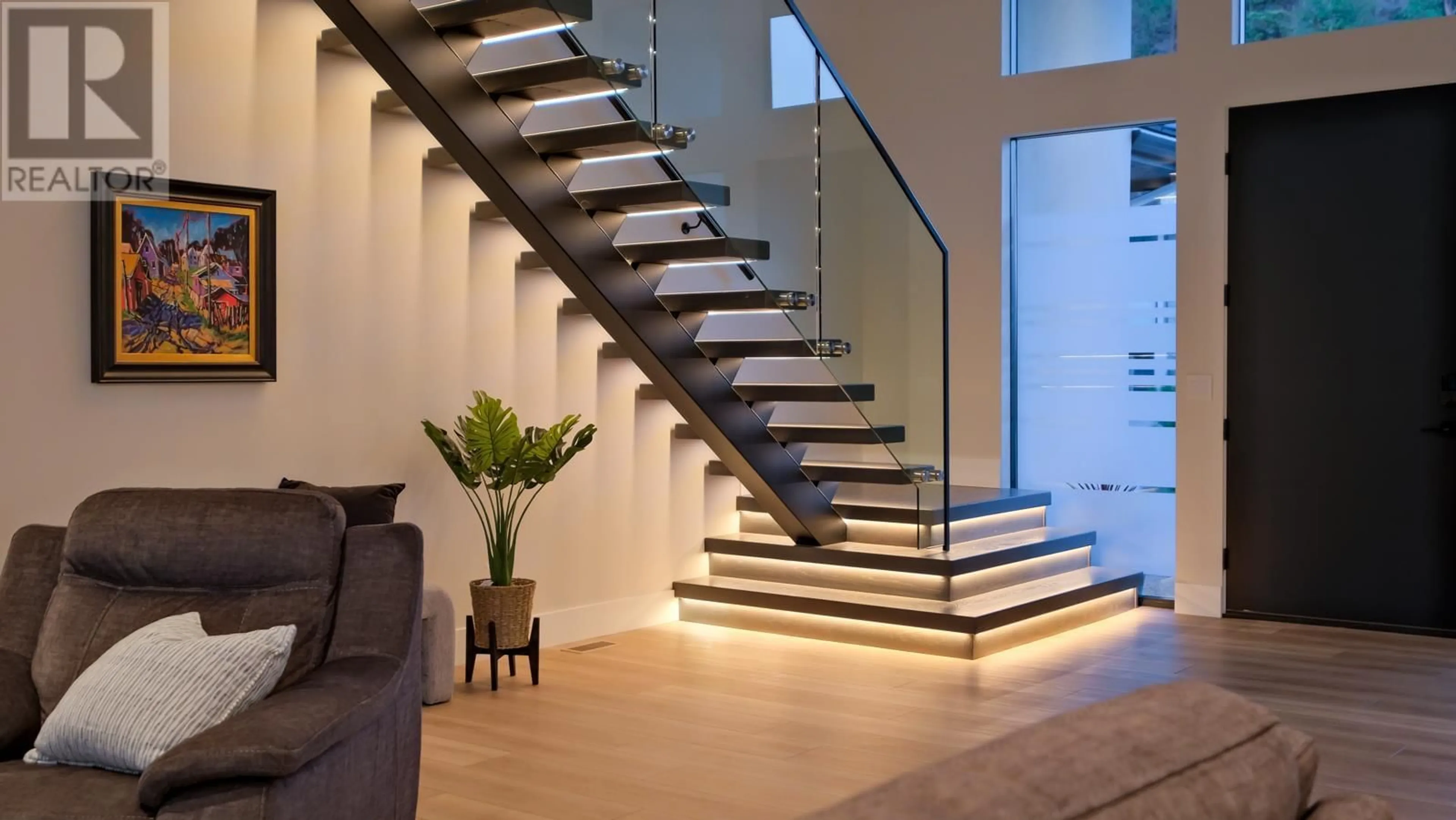 Stairs for 740 PINEHAVEN COURT, Kelowna British Columbia V1V2Y3