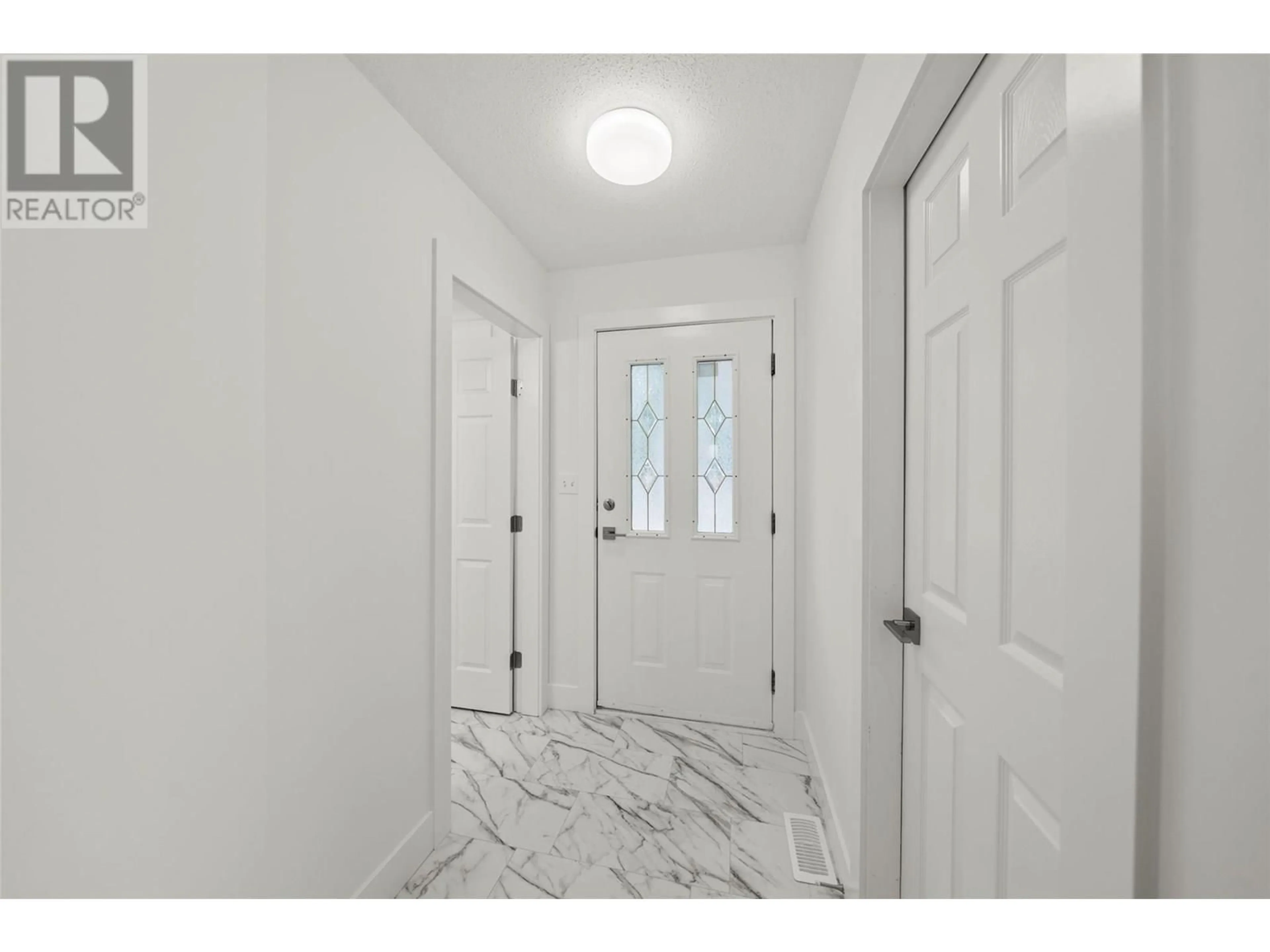 Indoor entryway for 101 - 2990 SOUTH MAIN STREET, Penticton British Columbia V2A5J6