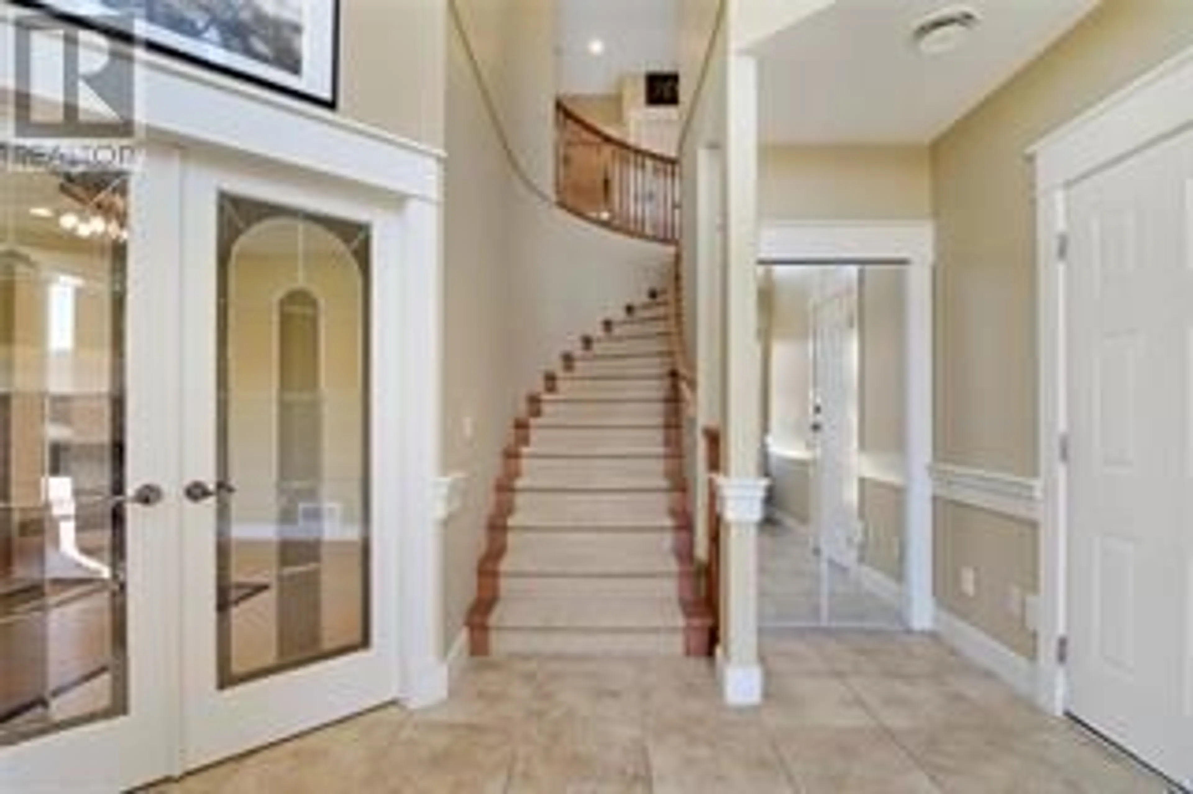 Indoor foyer for 1726 MARKHAM COURT, Kelowna British Columbia V1V2W1