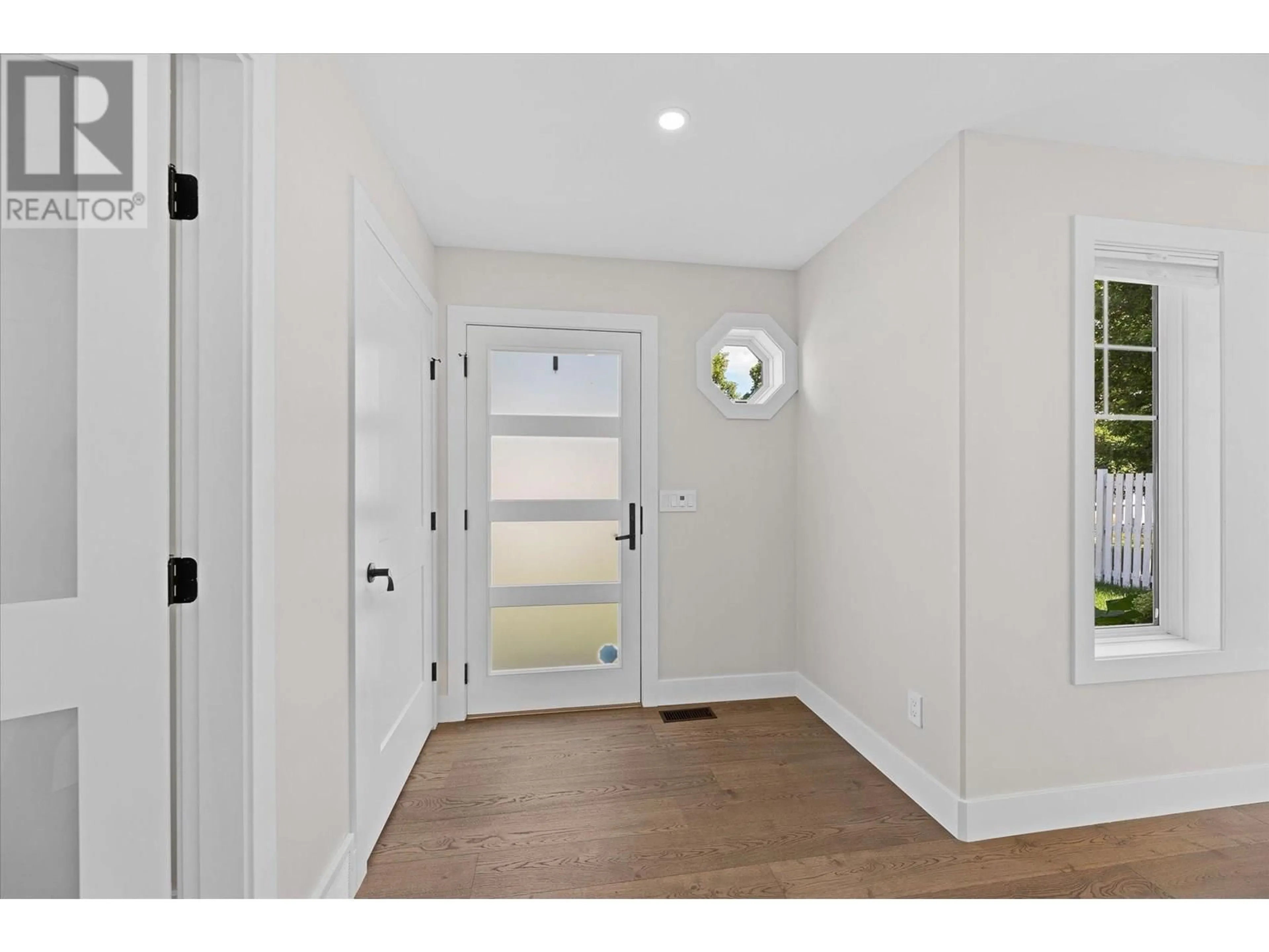 Indoor entryway for 530 ROWCLIFFE AVENUE, Kelowna British Columbia V1Y5Y9