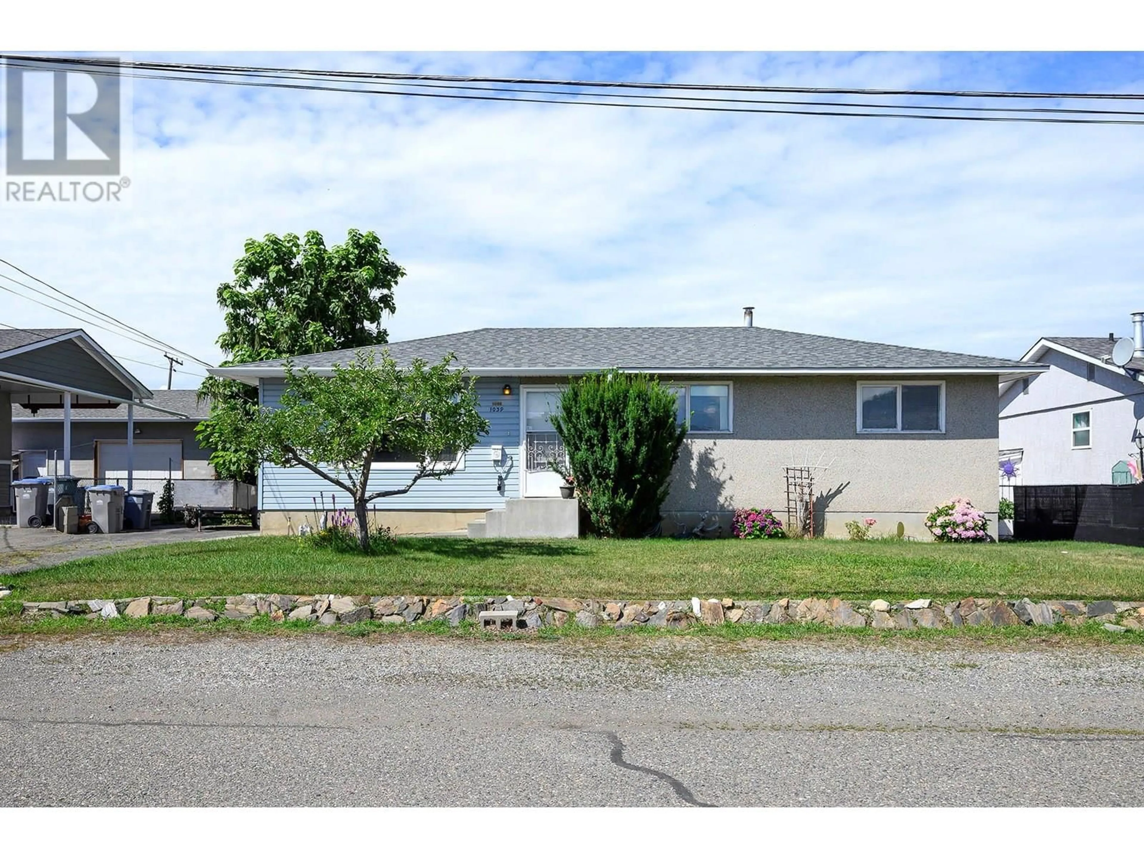 Home with vinyl exterior material, street for 1039 BELMONT CRESCENT, Kamloops British Columbia V2B1X4
