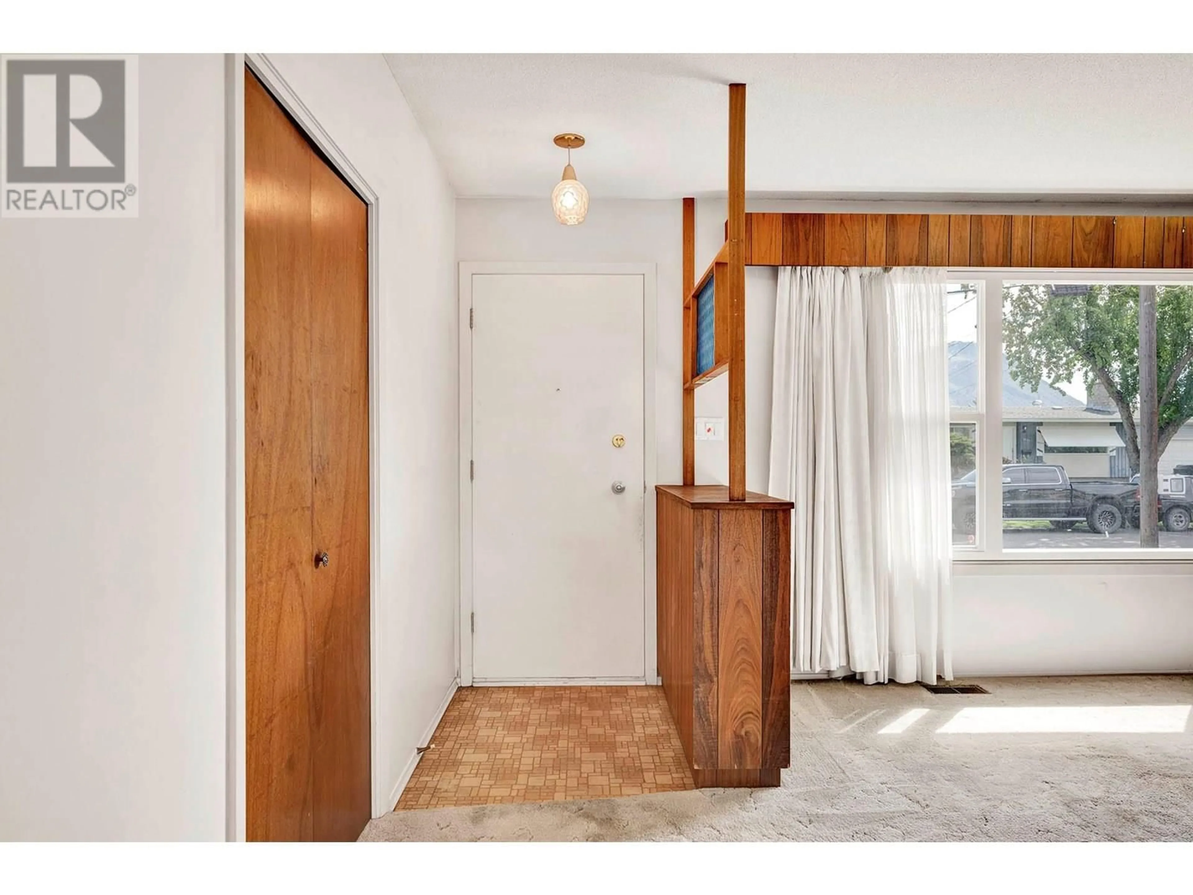 Indoor entryway for 1039 BELMONT CRESCENT, Kamloops British Columbia V2B1X4