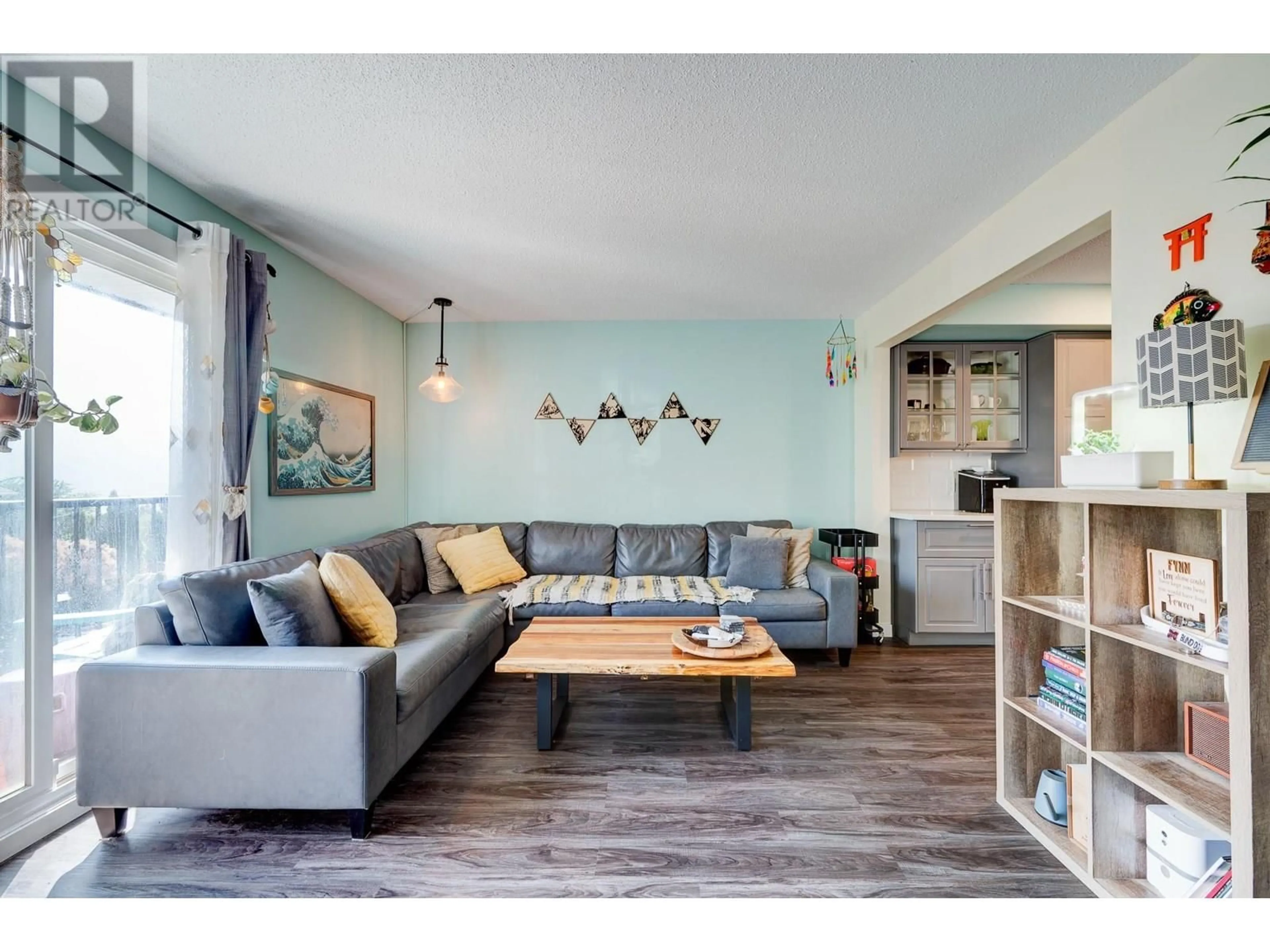 Living room with furniture, wood/laminate floor for 879 MCQUEEN DRIVE, Kamloops British Columbia V2B7X8